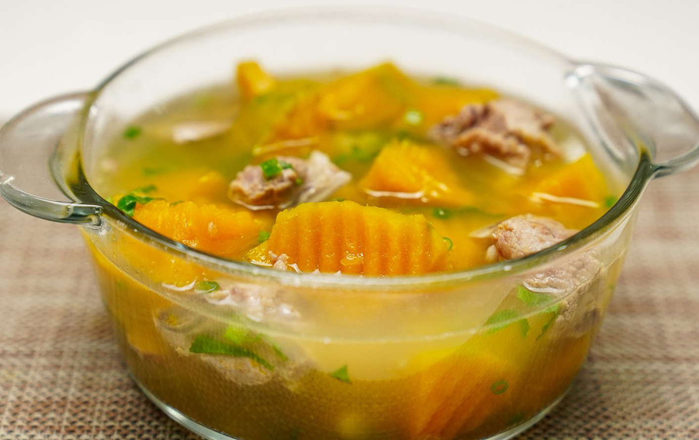 Nữ giáo viên trẻ tự 