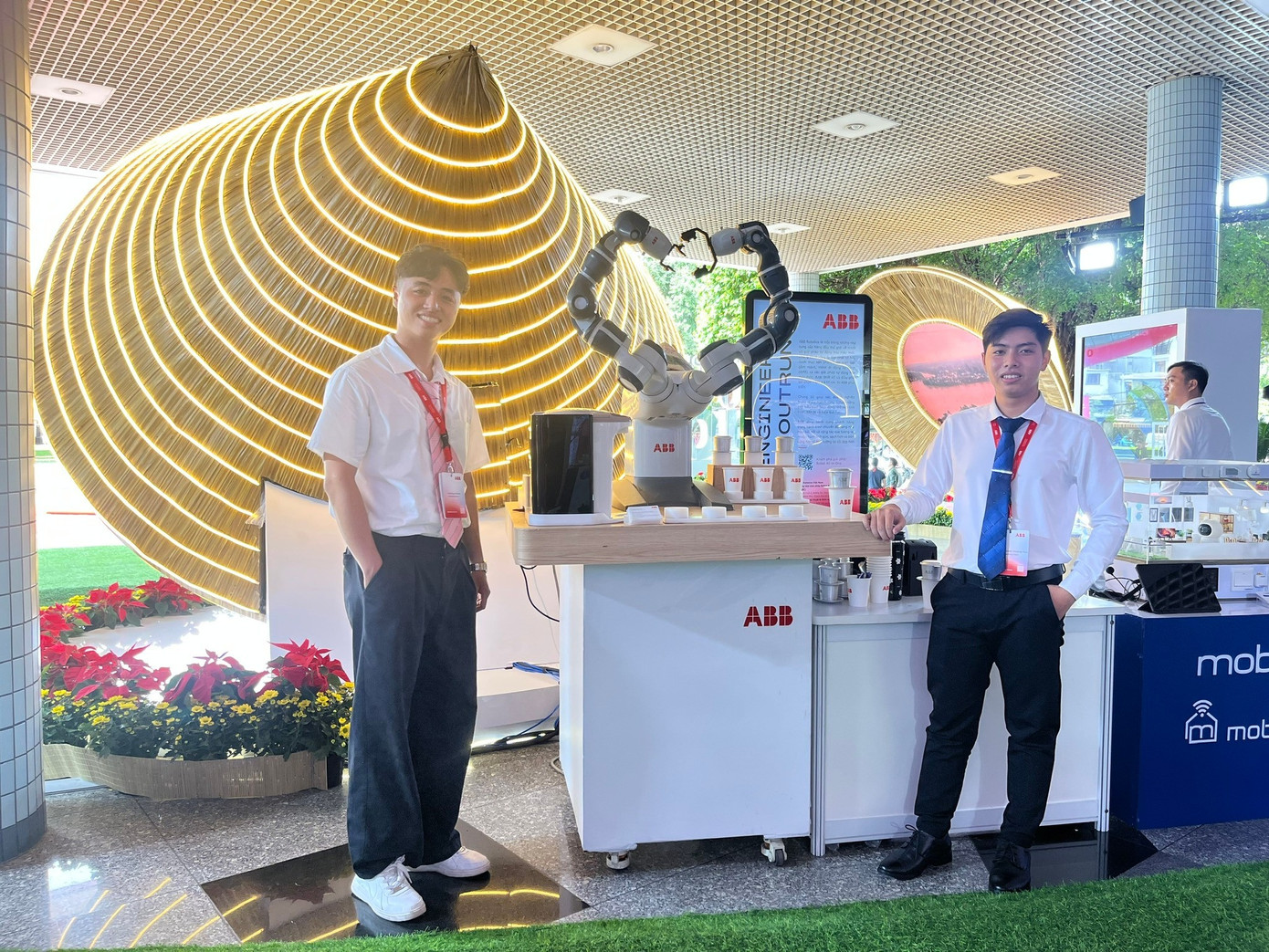 Khoảnh khắc nam sinh giới thiệu robot với Tổng Bí thư Tô Lâm gây 'bão' mạng - Ảnh 2. Khoảnh khắc nam sinh giới thiệu robot với Tổng Bí thư Tô Lâm gây 'bão' mạng - Ảnh 2.