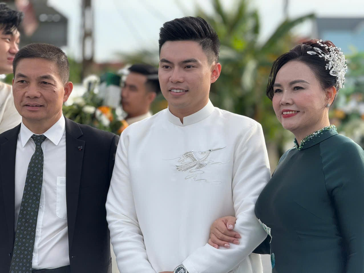 Hoa hậu Đỗ Hà khóc nức nở khi nghe bố chồng chủ tịch nói điều này trong đám cưới- Ảnh 11. Hoa hậu Đỗ Hà khóc nức nở khi nghe bố chồng chủ tịch nói điều này trong đám cưới- Ảnh 11.
