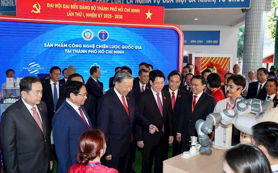 Khoảnh khắc nam sinh giới thiệu robot với Tổng Bí thư Tô Lâm gây 'bão' mạng - Ảnh 1. Khoảnh khắc nam sinh giới thiệu robot với Tổng Bí thư Tô Lâm gây 'bão' mạng - Ảnh 1.