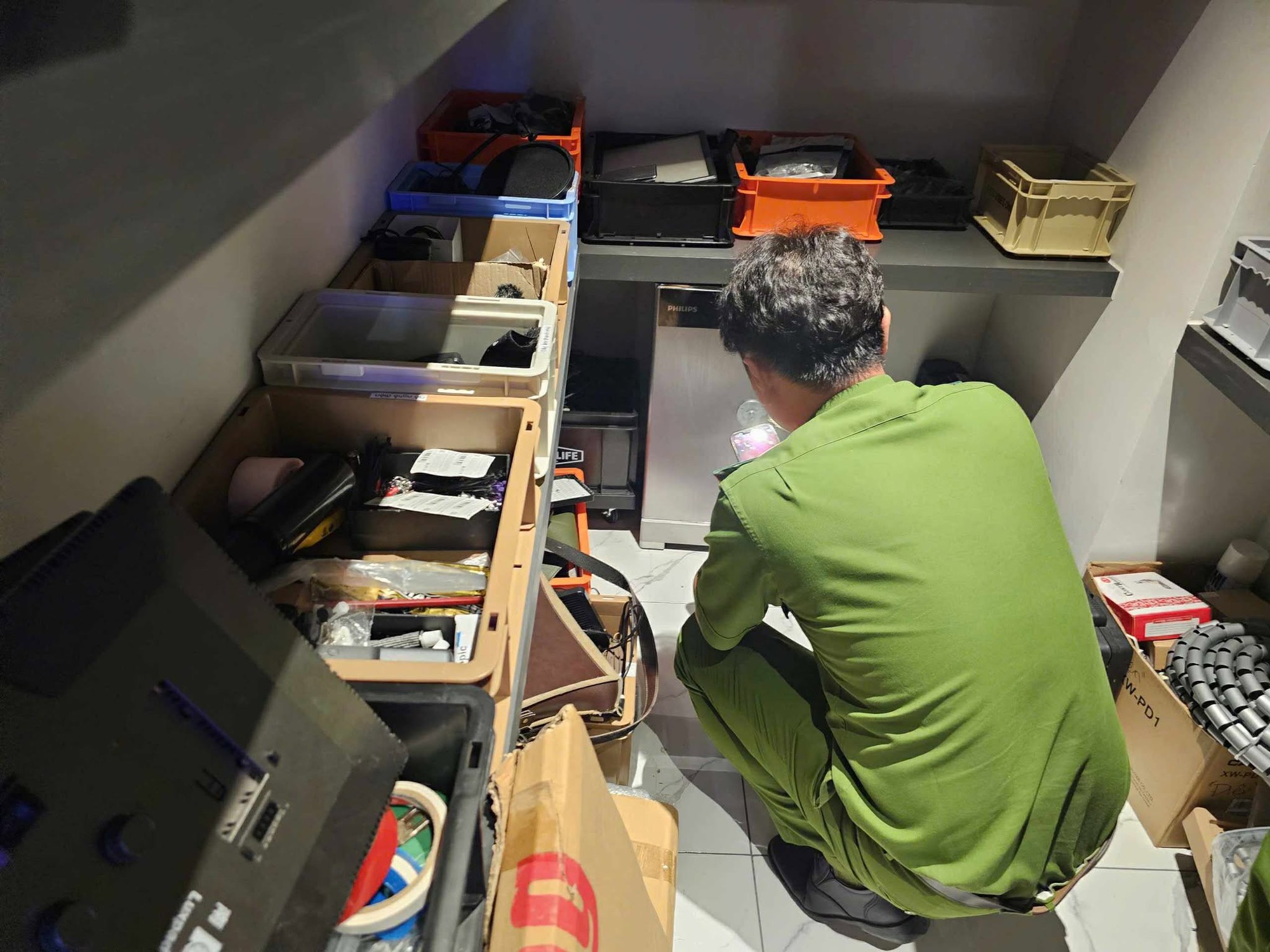 Lương Bằng Quang liên tục bấm sai mật khẩu khiến két sắt chứa 80 sổ đỏ bị khoá hoàn toàn - Ảnh 2. Lương Bằng Quang liên tục bấm sai mật khẩu khiến két sắt chứa 80 sổ đỏ bị khoá hoàn toàn - Ảnh 2.