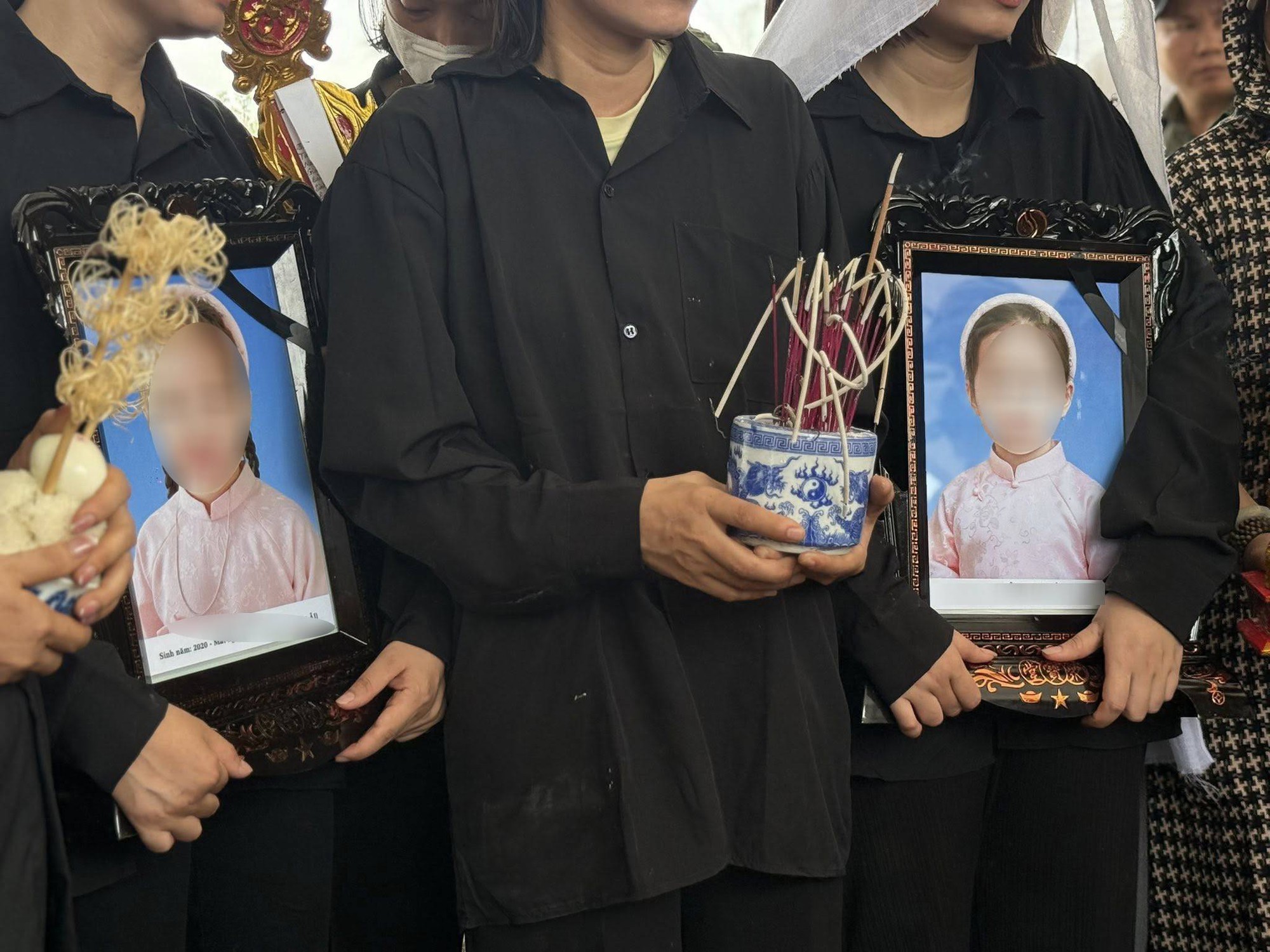 Vụ nghi bố ôm 2 con gái nhảy sông: Tang thương ba nấm mộ xếp cạnh nhau - Ảnh 1. Vụ nghi bố ôm 2 con gái nhảy sông: Tang thương ba nấm mộ xếp cạnh nhau - Ảnh 1.