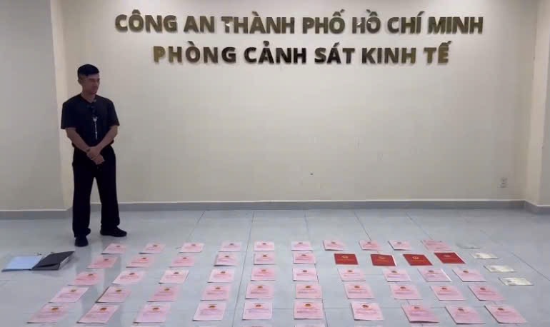 Lương Bằng Quang liên tục bấm sai mật khẩu khiến két sắt chứa 80 sổ đỏ bị khoá hoàn toàn - Ảnh 1. Lương Bằng Quang liên tục bấm sai mật khẩu khiến két sắt chứa 80 sổ đỏ bị khoá hoàn toàn - Ảnh 1.