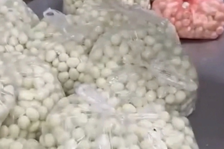 Vụ thịt ôi, trứng hỏng vào trường: Phó Chủ tịch Hà Nội chỉ đạo làm rõ - Ảnh 1.