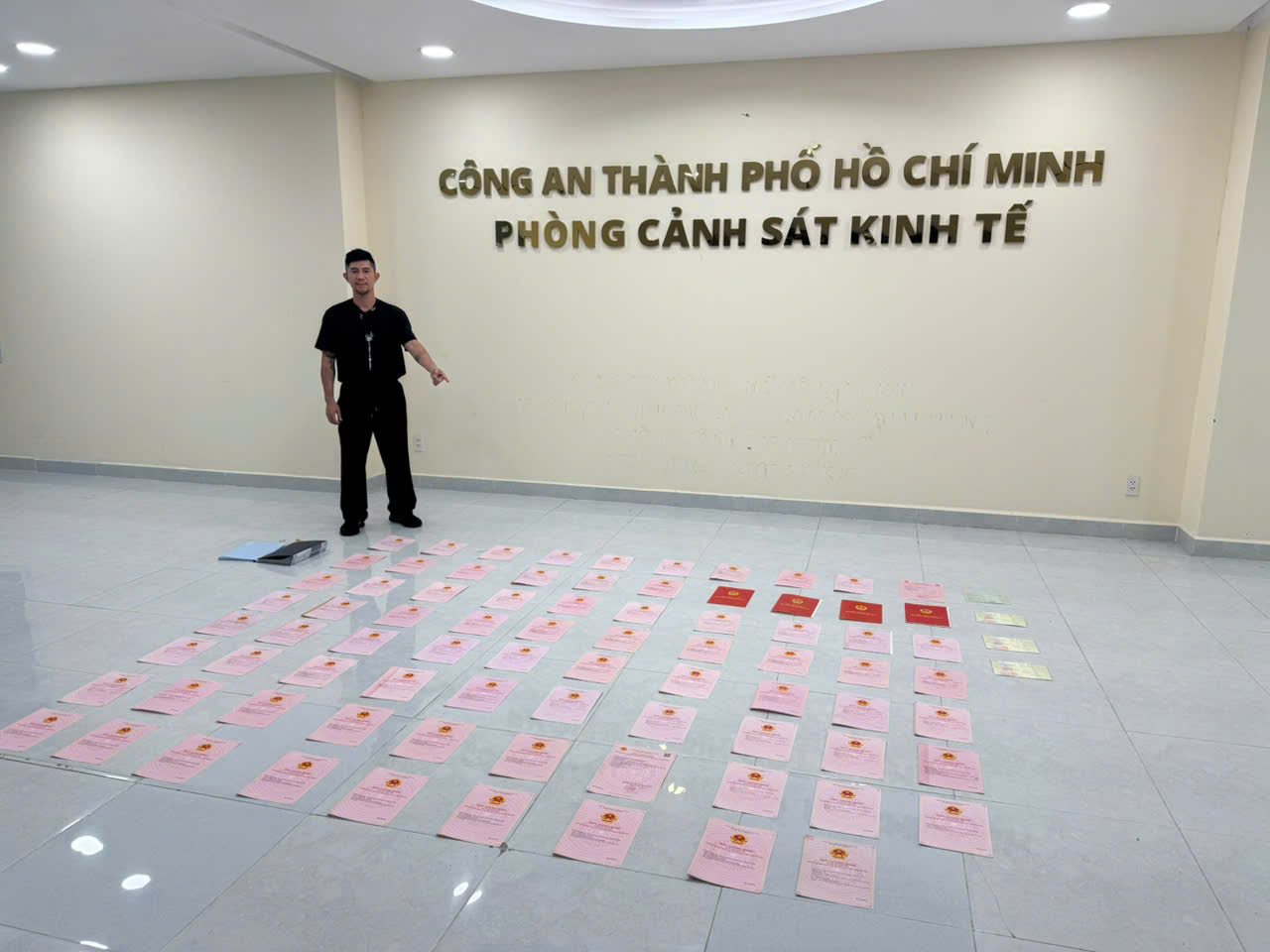 Ca sĩ Lương Bằng Quang bối rối khi mở két sắt của Ngân 98 - Ảnh 3. Ca sĩ Lương Bằng Quang bối rối khi mở két sắt của Ngân 98 - Ảnh 3.