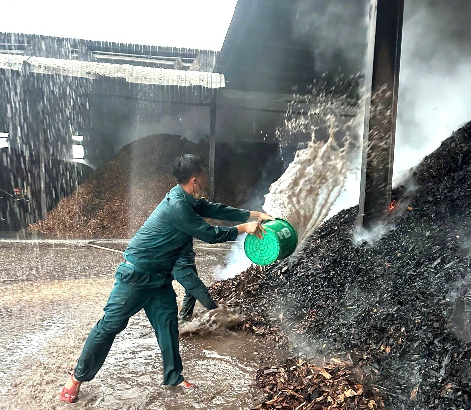 Cháy xưởng gỗ, lực lượng chức năng dập lửa xuyên đêm - Ảnh 4. Cháy xưởng gỗ, lực lượng chức năng dập lửa xuyên đêm - Ảnh 4.