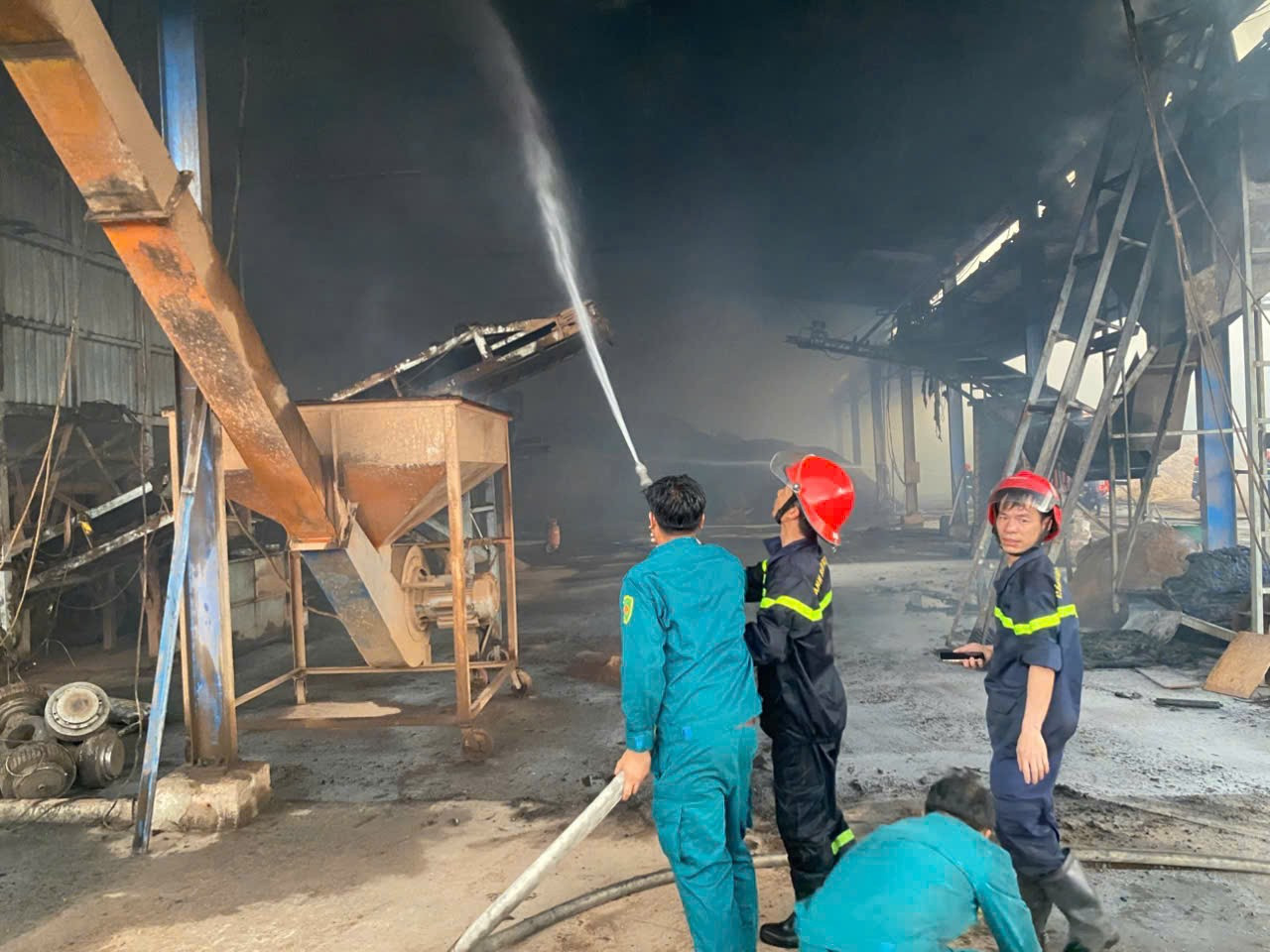 Cháy xưởng gỗ, lực lượng chức năng dập lửa xuyên đêm - Ảnh 6. Cháy xưởng gỗ, lực lượng chức năng dập lửa xuyên đêm - Ảnh 6.