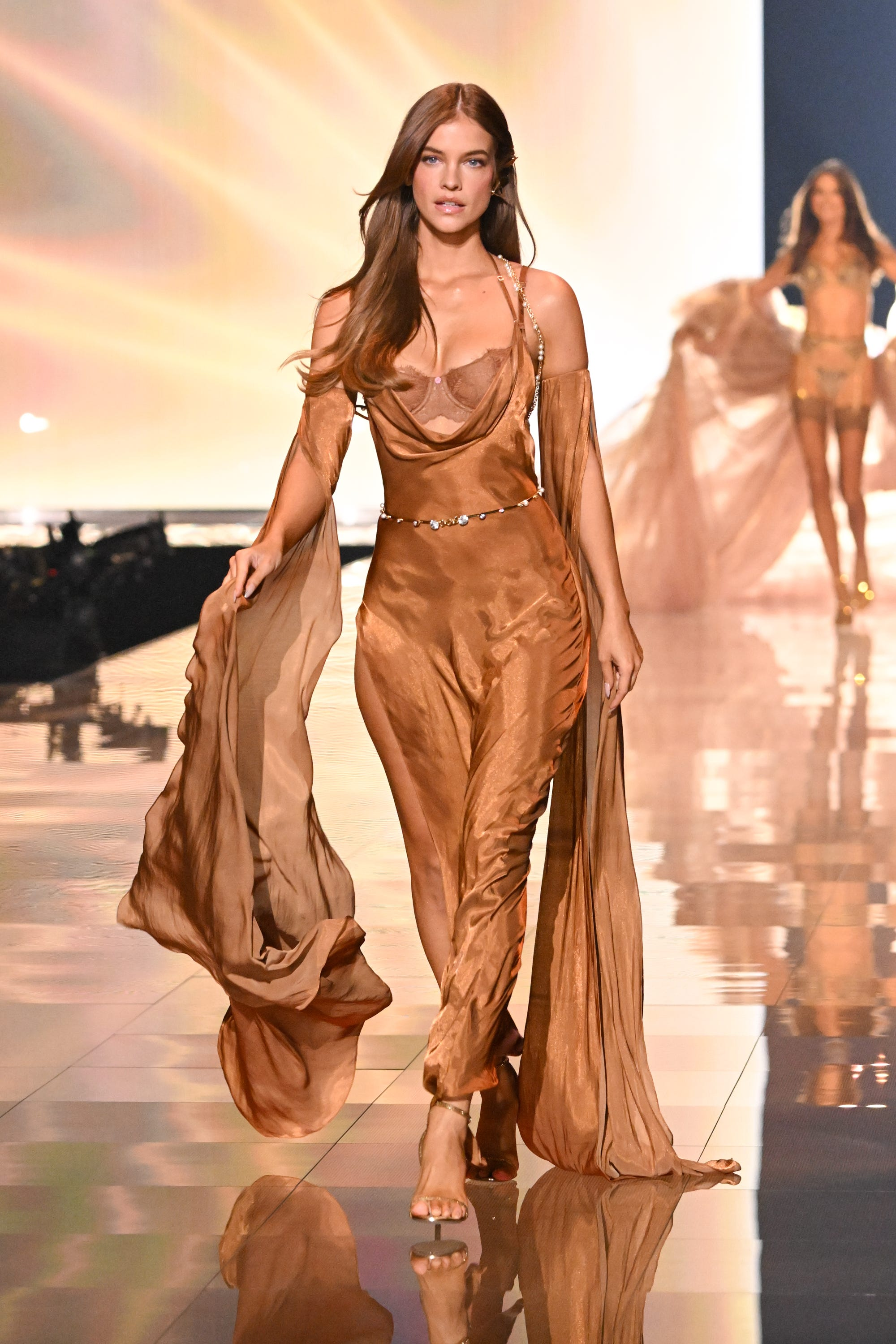 45 phút Victoria's Secret Fashion Show 2025: Chỉ chờ một điểm sáng bằng nửa Lisa khi ấy...- Ảnh 6. 45 phút Victoria's Secret Fashion Show 2025: Chỉ chờ một điểm sáng bằng nửa Lisa khi ấy...- Ảnh 6.