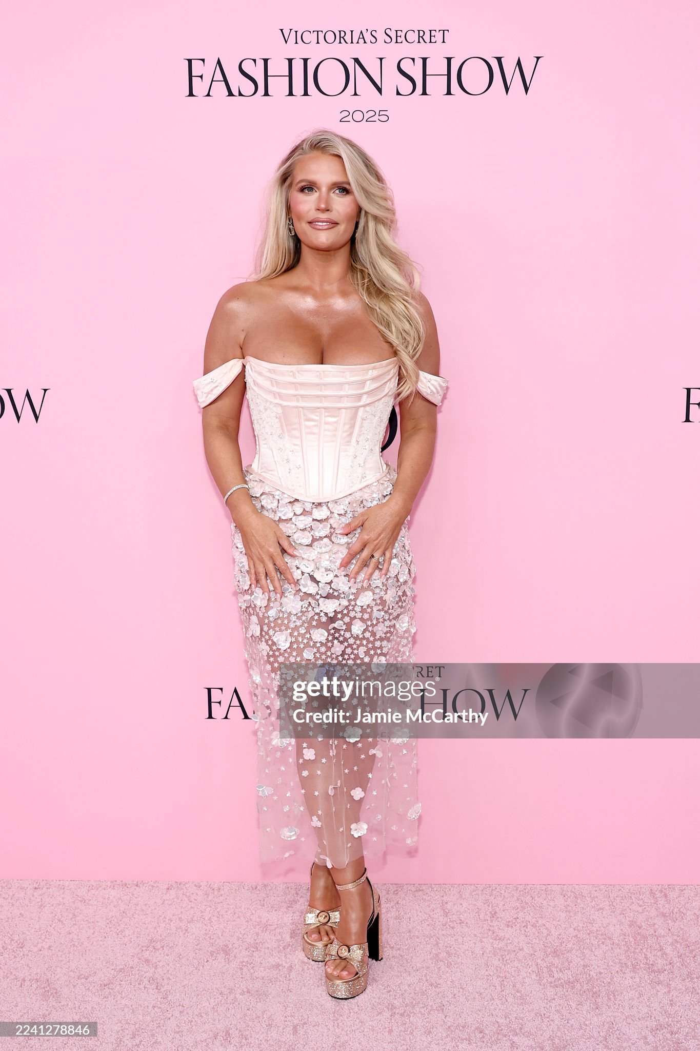 Thảm hồng Victoria's Secret 2025: Twice rúm ró kém sắc, Quỳnh Anh Shyn đâu rồi? - Ảnh 8. Thảm hồng Victoria's Secret 2025: Twice rúm ró kém sắc, Quỳnh Anh Shyn đâu rồi? - Ảnh 8.