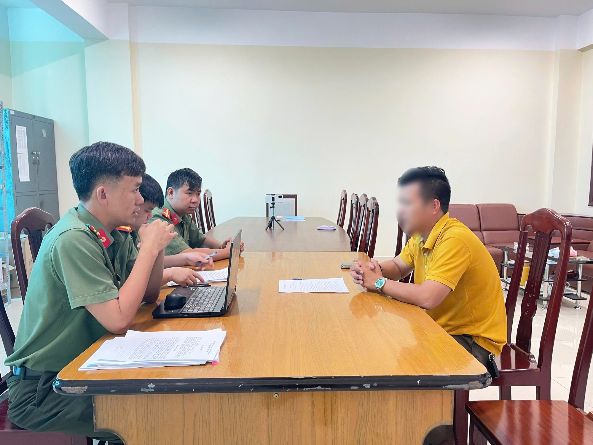 Sự thật về clip an ninh sân bay Liên Khương tự ý huỷ chuyến xe công nghệ của khách - Ảnh 2. Sự thật về clip an ninh sân bay Liên Khương tự ý huỷ chuyến xe công nghệ của khách - Ảnh 2.