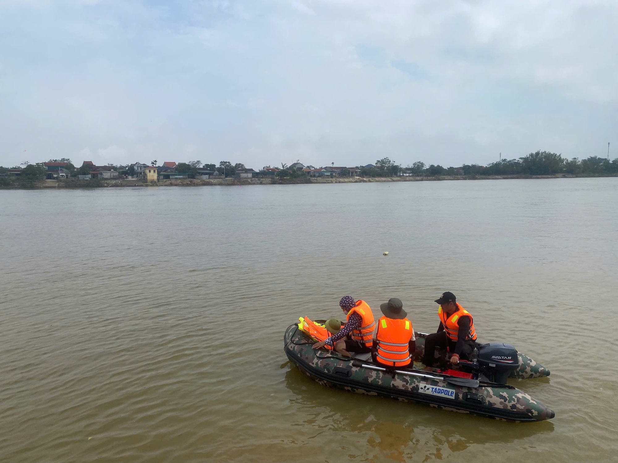 Vụ bố ôm 2 con nhảy sông tự tử tại Nghệ An: Chuyện ít ai biết về đội cứu hộ “TUNGTIME” - Ảnh 4. Vụ bố ôm 2 con nhảy sông tự tử: Từ nạn nhân “TUNGTIME” lập đội cứu hộ miễn phí - Ảnh 3.