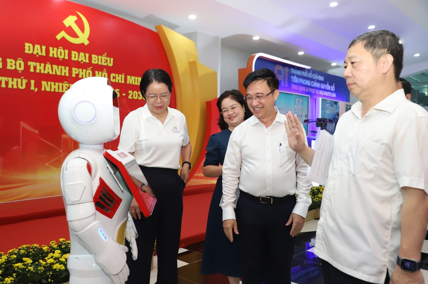 Khoảnh khắc nam sinh giới thiệu robot với Tổng Bí thư Tô Lâm gây 'bão' mạng - Ảnh 3. Khoảnh khắc nam sinh giới thiệu robot với Tổng Bí thư Tô Lâm gây 'bão' mạng - Ảnh 3.