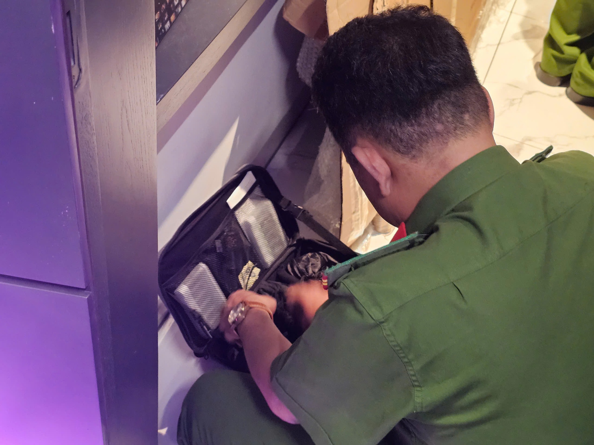 Ca sĩ Lương Bằng Quang bối rối khi mở két sắt của Ngân 98 - Ảnh 2. Ca sĩ Lương Bằng Quang bối rối khi mở két sắt của Ngân 98 - Ảnh 2.