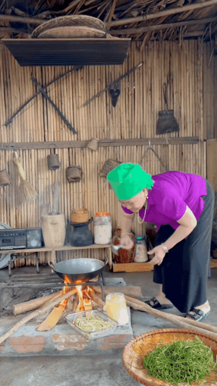 phac-cut-to-ngong-rau-bong-bong-4-17605891461732014652223.gif