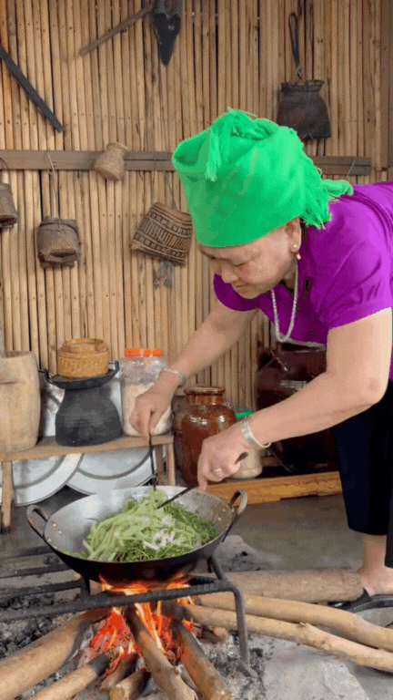 phac-cut-to-ngong-rau-bong-bong-7-17605891461541747377921.gif