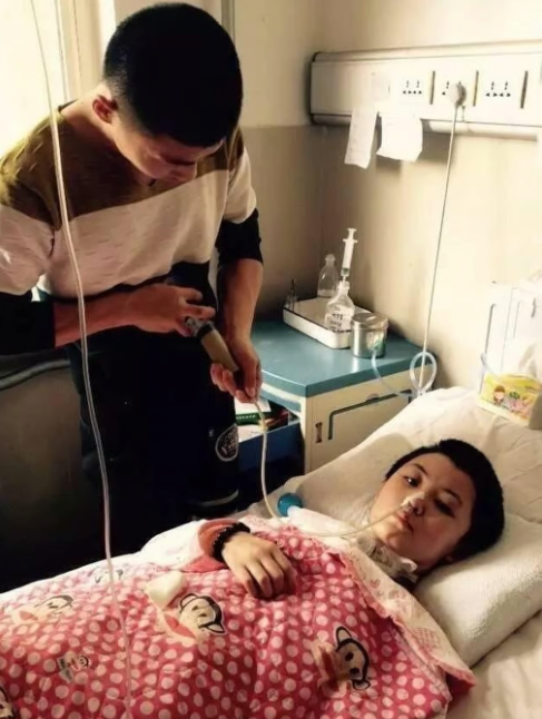 Thanh niên được cả nước ca ngợi vì tận tình chăm sóc bạn gái bị hôn mê, nửa năm sau cô gái tỉnh dậy cho biết chính bạn trai đã đánh mình bất tỉnh - Ảnh 2. Thanh niên được cả nước ca ngợi vì tận tình chăm sóc bạn gái bị hôn mê, nửa năm sau cô gái tỉnh dậy cho biết chính bạn trai đã đánh mình bất tỉnh - Ảnh 2.