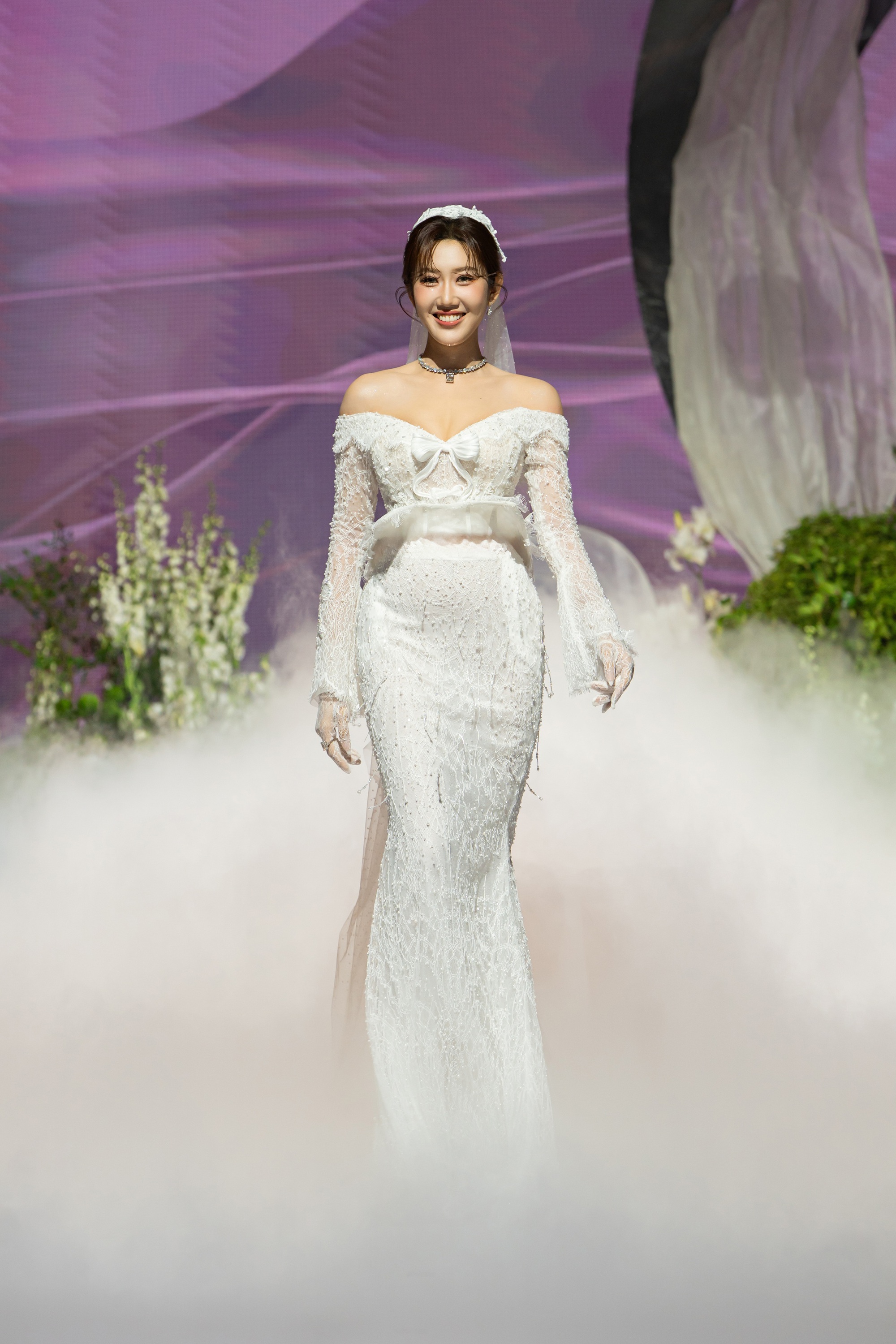 Thúy Ngân đọ dáng cùng "mỹ nhân đẹp nhất Philippines" Marian Rivera - Ảnh 1. Thúy Ngân đọ dáng cùng "mỹ nhân đẹp nhất Philippines" Marian Rivera - Ảnh 1.