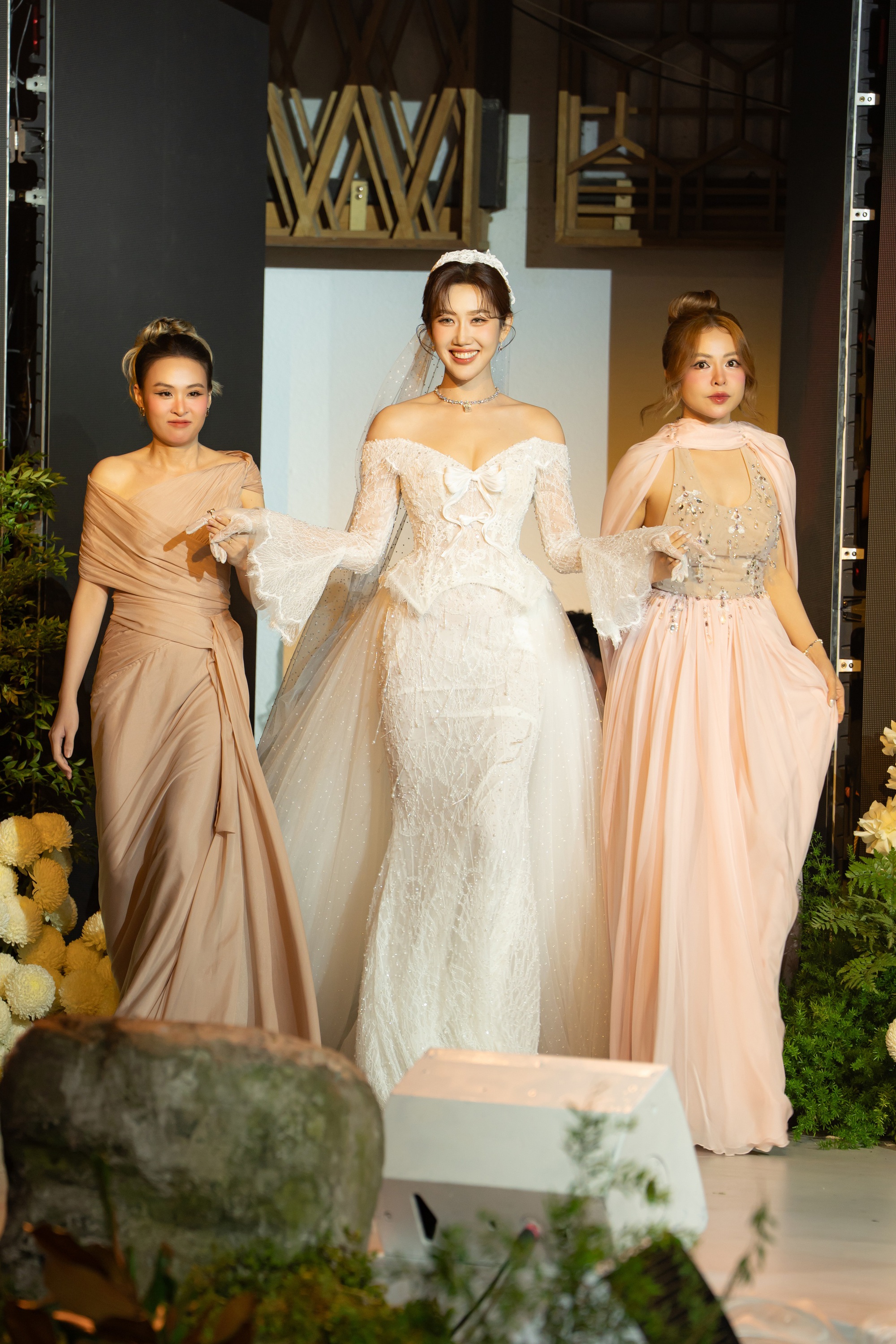 Thúy Ngân đọ dáng cùng "mỹ nhân đẹp nhất Philippines" Marian Rivera - Ảnh 4. Thúy Ngân đọ dáng cùng "mỹ nhân đẹp nhất Philippines" Marian Rivera - Ảnh 4.