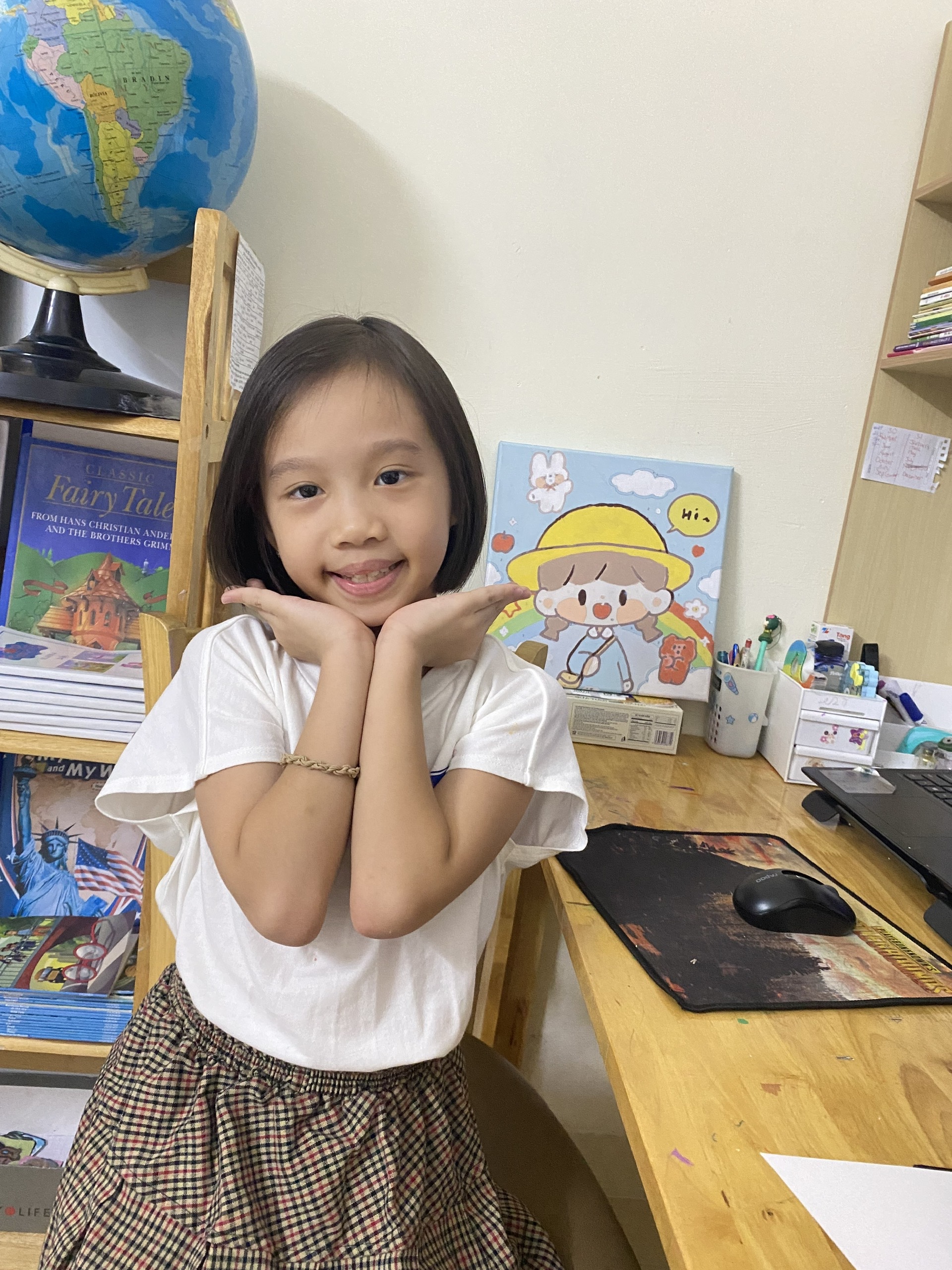 Chị gái tiểu học dạy em trai tiếng Anh gây bão TikTok: Lộ năng khiếu từ 4 tuổi, accent chuẩn, phong thái chuẩn &quot;giáo viên tương lai&quot; - Ảnh 2.