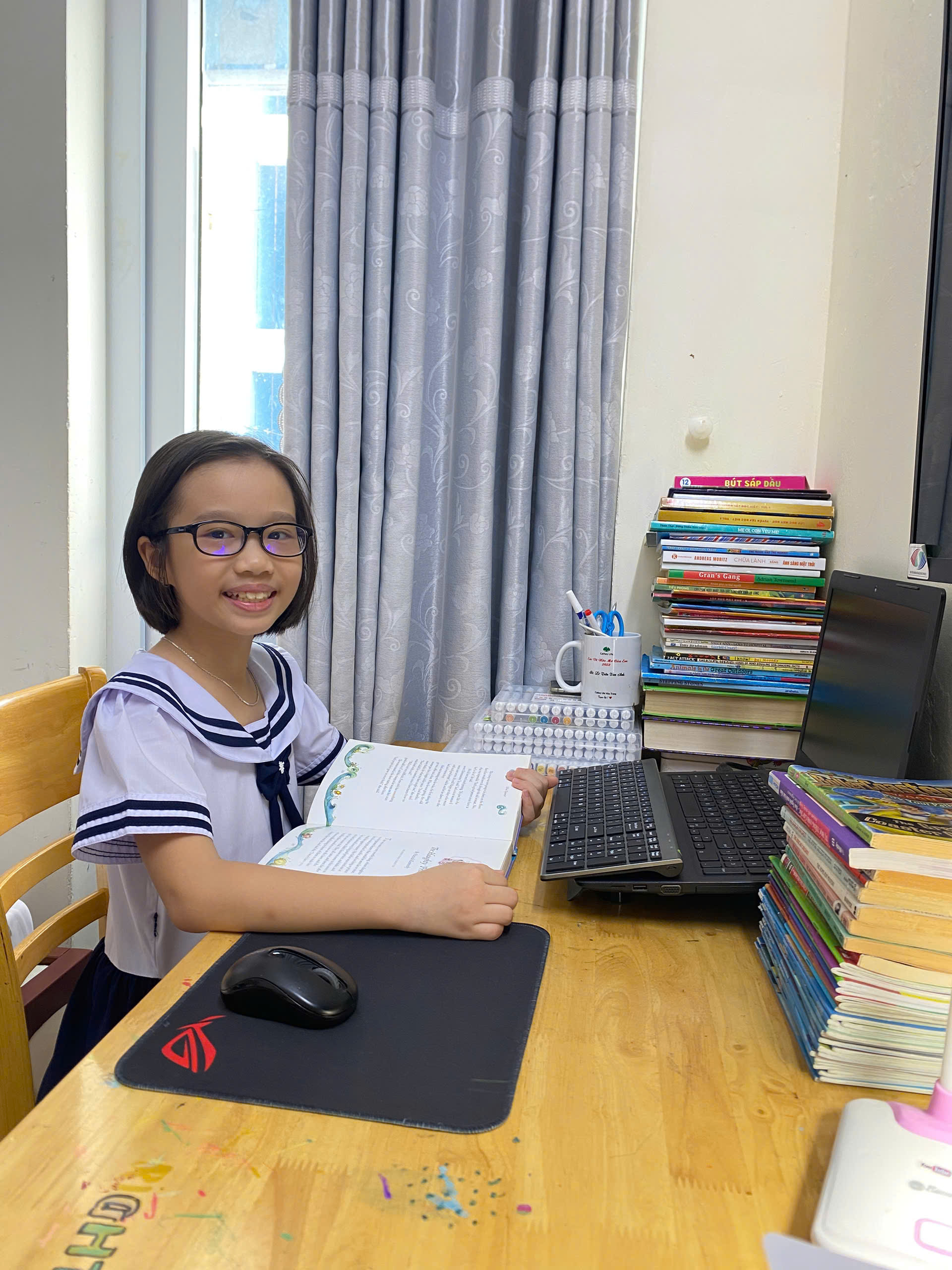 Chị gái tiểu học dạy em trai tiếng Anh gây bão TikTok: Lộ năng khiếu từ 4 tuổi, accent chuẩn, phong thái chuẩn &quot;giáo viên tương lai&quot; - Ảnh 3.