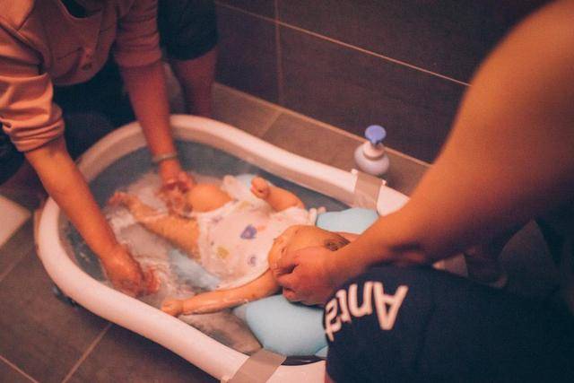 Chuyên gia nói: Sau khi tắm cho bé, cha mẹ tuyệt đối đừng vội làm những việc này kẻo vô tình gây hại cho con!- Ảnh 1.