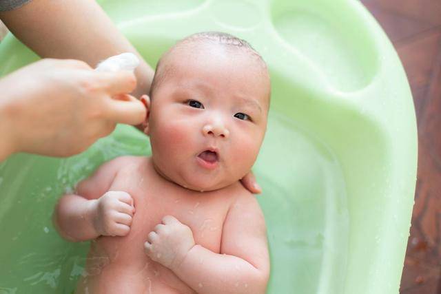 Chuyên gia nói: Sau khi tắm cho bé, cha mẹ tuyệt đối đừng vội làm những việc này kẻo vô tình gây hại cho con!- Ảnh 3.