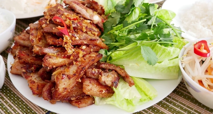 Cách làm thịt ba rọi nướng mu&ocirc;́i ớt đơn giản - Ảnh 1.