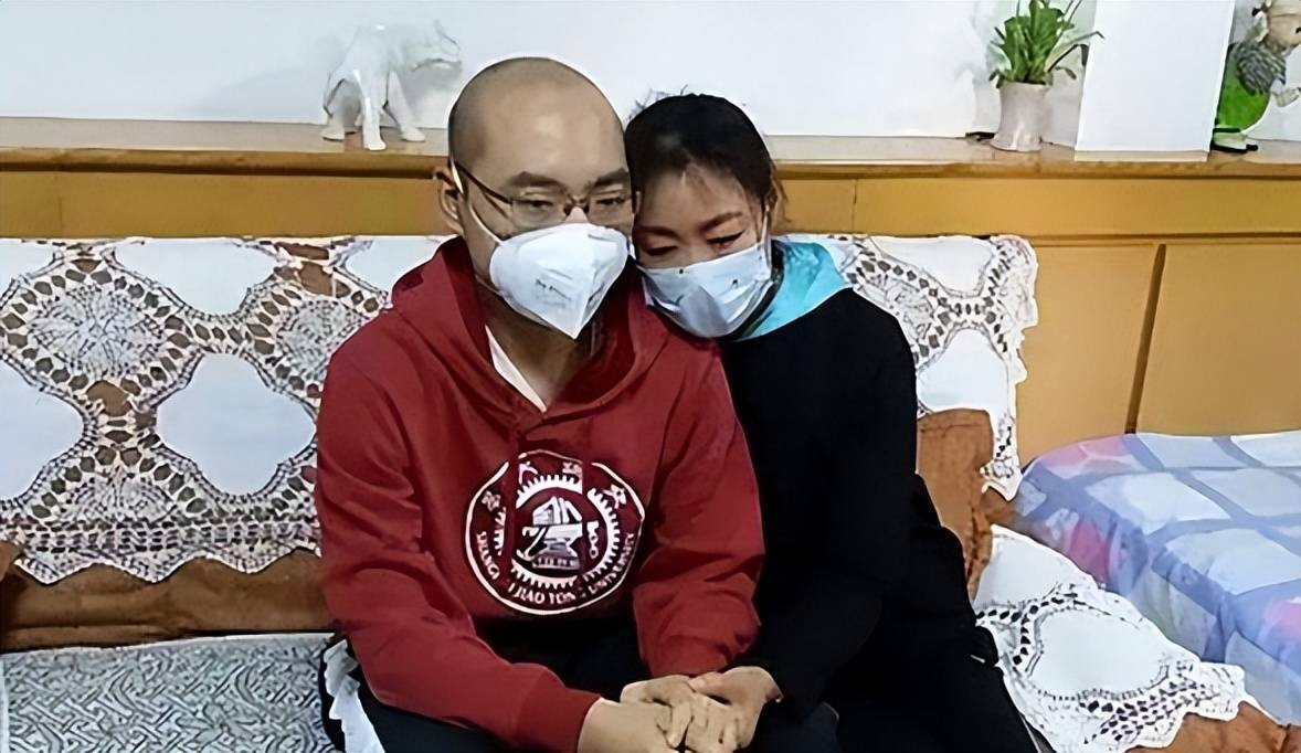 Nam sinh học giỏi vừa tốt nghiệp thì bị ung thư, từ bỏ điều trị, đăng ký hiến xác rồi nói dối bà: "Cháu sắp đi du học"- Ảnh 3. Nam sinh học giỏi vừa tốt nghiệp thì bị ung thư, từ bỏ điều trị, đăng ký hiến xác rồi nói dối bà: "Cháu sắp đi du học"- Ảnh 3.