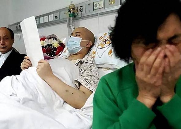 Nam sinh học giỏi vừa tốt nghiệp thì bị ung thư, từ bỏ điều trị, đăng ký hiến xác rồi nói dối bà: "Cháu sắp đi du học"- Ảnh 5. Nam sinh học giỏi vừa tốt nghiệp thì bị ung thư, từ bỏ điều trị, đăng ký hiến xác rồi nói dối bà: "Cháu sắp đi du học"- Ảnh 5.