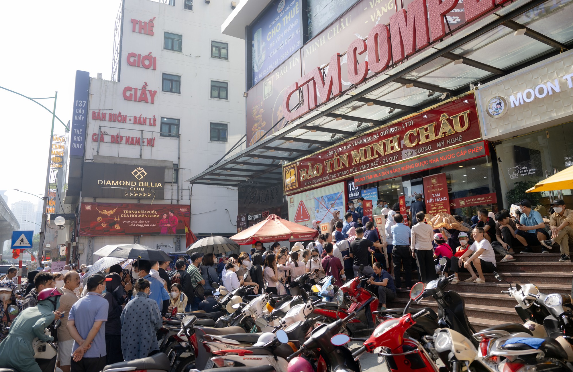 Cảnh tượng lạ lùng tại cửa hàng vàng hot nhất Hà Nội ngày hôm nay - Ảnh 2.