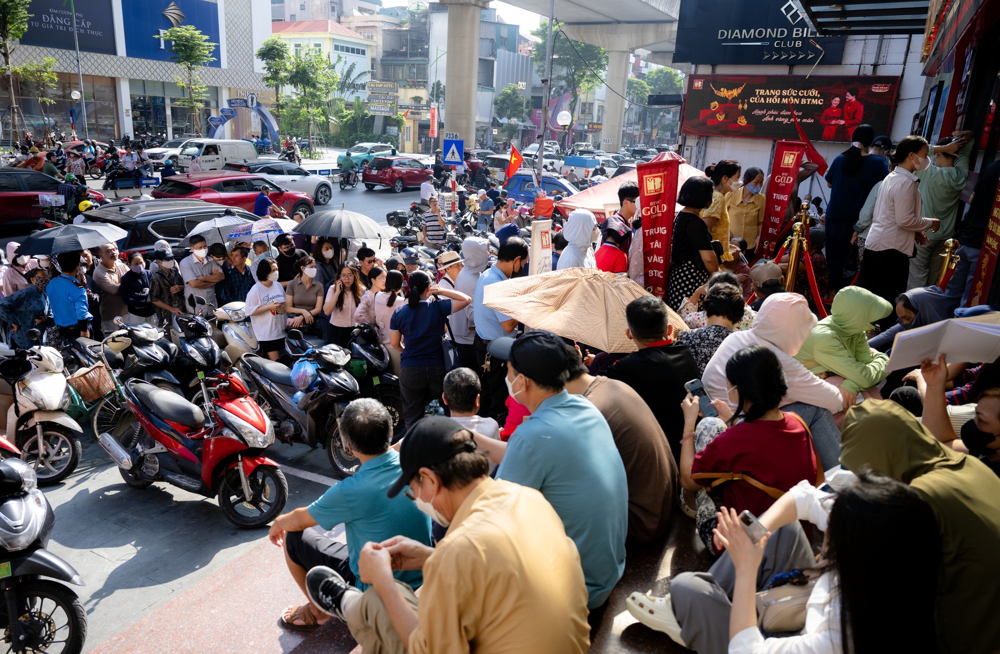 Cảnh tượng lạ lùng tại cửa hàng vàng hot nhất Hà Nội ngày hôm nay - Ảnh 3.