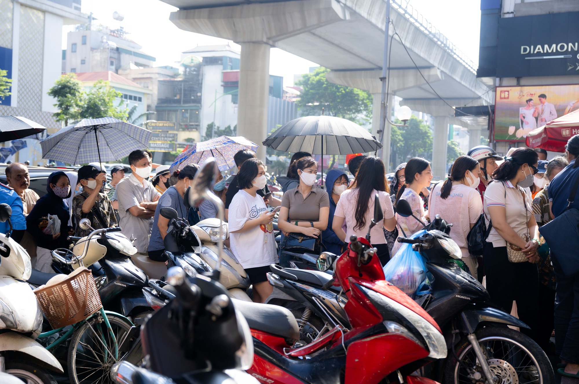 Cảnh tượng lạ lùng tại cửa hàng vàng hot nhất Hà Nội ngày hôm nay - Ảnh 6.