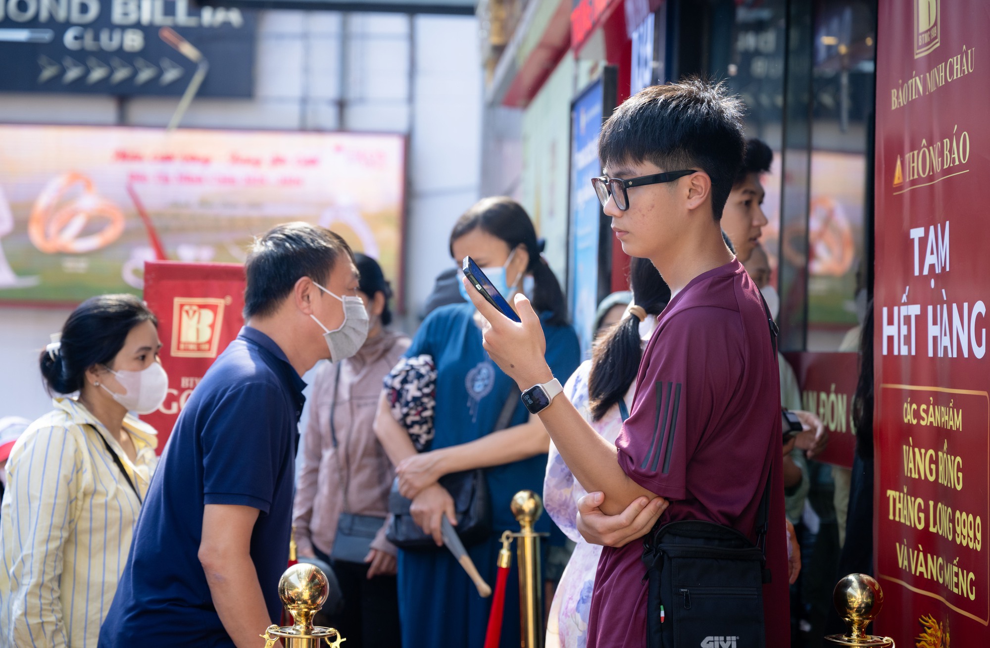 Cảnh tượng lạ lùng tại cửa hàng vàng hot nhất Hà Nội ngày hôm nay - Ảnh 8.