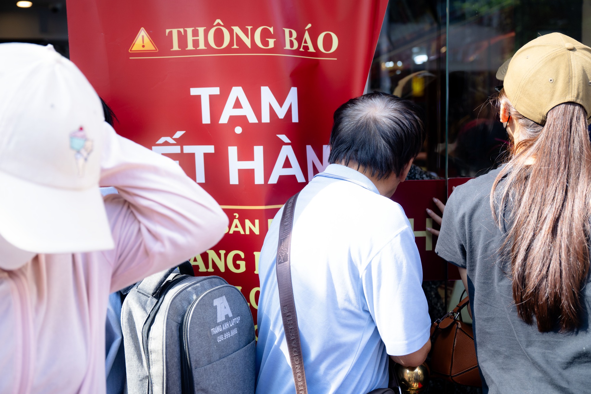 Cảnh tượng lạ lùng tại cửa hàng vàng hot nhất Hà Nội ngày hôm nay - Ảnh 5.