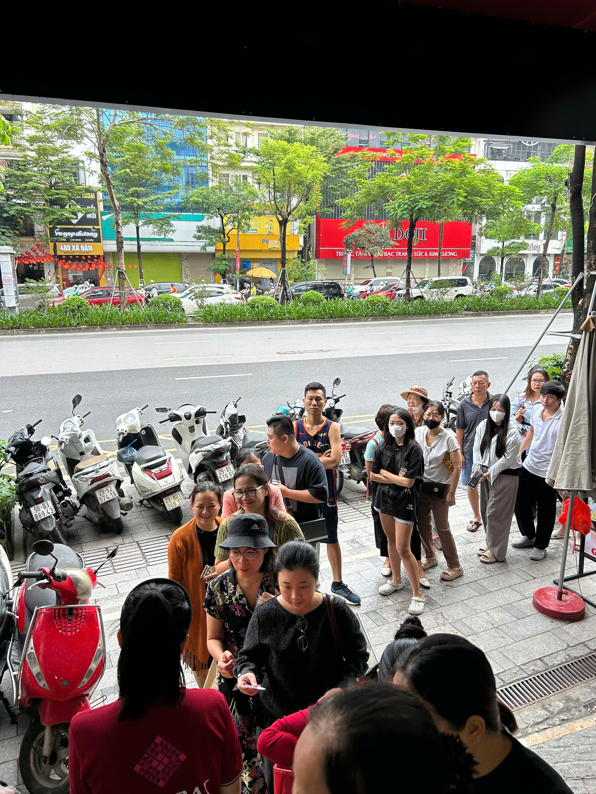 Bạc tăng lên đỉnh mọi thời đại, người Hà Nội xếp hàng mua từ sáng sớm - Ảnh 5. Bạc tăng lên đỉnh mọi thời đại, người Hà Nội xếp hàng mua từ sáng sớm - Ảnh 5.
