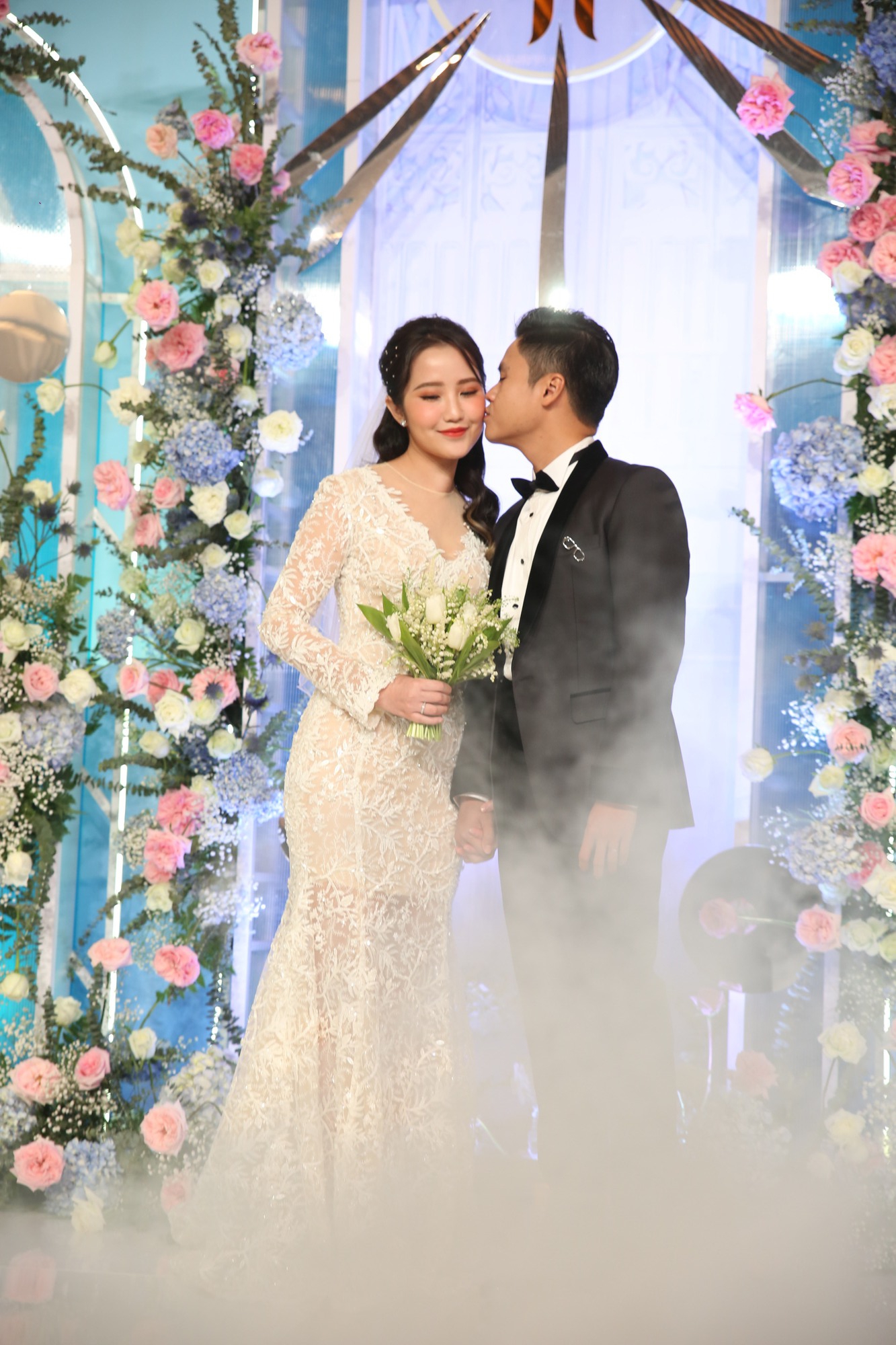 Hỷ sự 0 vàng của thiếu gia Phan Hoàng và ái nữ “tài phiệt”: Giật mình nhìn sang các đám cưới siêu giàu khác - Ảnh 12. Hỷ sự 0 vàng của thiếu gia Phan Hoàng và ái nữ “tài phiệt”: Giật mình nhìn sang các đám cưới siêu giàu khác - Ảnh 12.