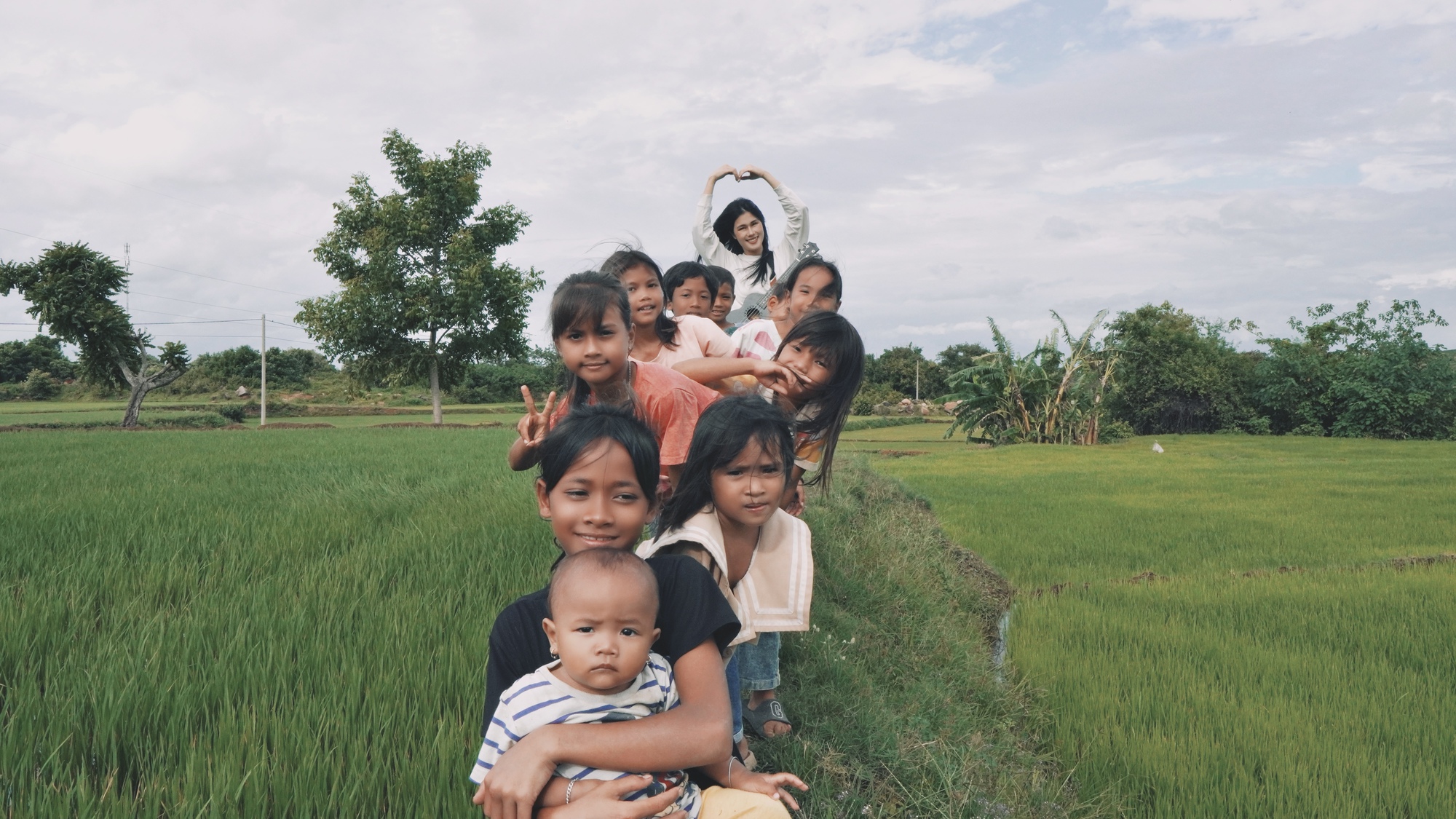 Phúc Anh ra mắt MV “Trẻ Vùng Cao”: Khi âm nhạc trở thành cầu nối yêu thương - Ảnh 3. Phúc Anh ra mắt MV “Trẻ Vùng Cao”: Khi âm nhạc trở thành cầu nối yêu thương - Ảnh 3.