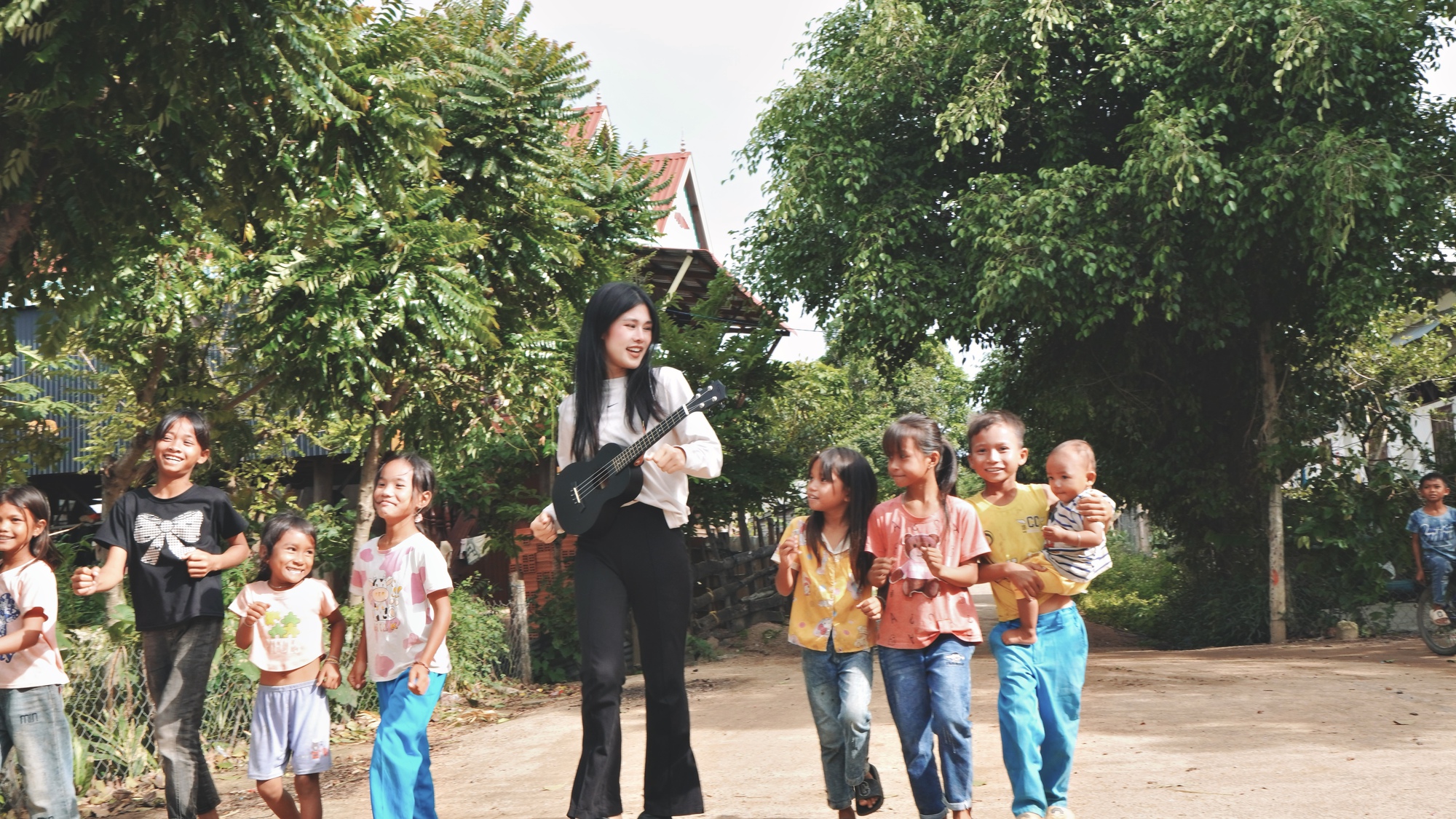 Phúc Anh ra mắt MV “Trẻ Vùng Cao”: Khi âm nhạc trở thành cầu nối yêu thương - Ảnh 5. Phúc Anh ra mắt MV “Trẻ Vùng Cao”: Khi âm nhạc trở thành cầu nối yêu thương - Ảnh 5.
