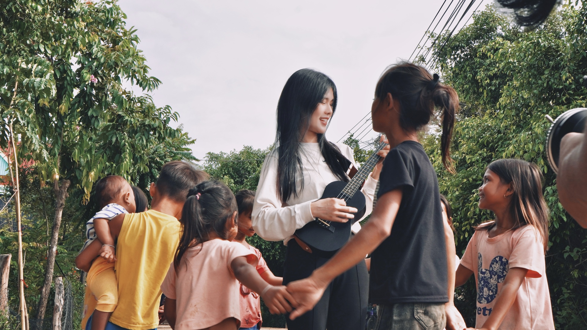 Phúc Anh ra mắt MV “Trẻ Vùng Cao”: Khi âm nhạc trở thành cầu nối yêu thương - Ảnh 2. Phúc Anh ra mắt MV “Trẻ Vùng Cao”: Khi âm nhạc trở thành cầu nối yêu thương - Ảnh 2.