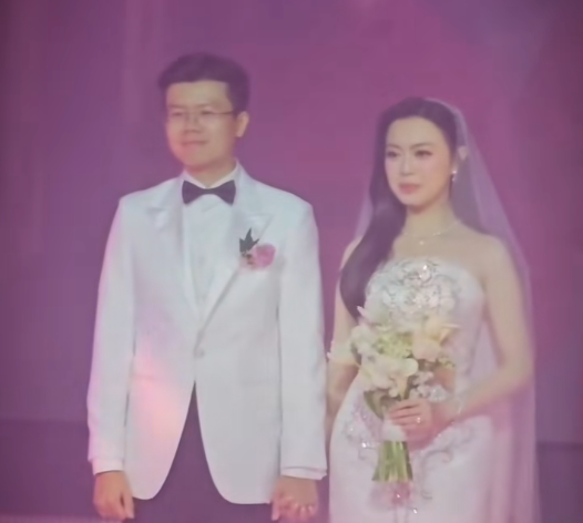 Hỷ sự 0 vàng của thiếu gia Phan Hoàng và ái nữ “tài phiệt”: Giật mình nhìn sang các đám cưới siêu giàu khác - Ảnh 8. Hỷ sự 0 vàng của thiếu gia Phan Hoàng và ái nữ “tài phiệt”: Giật mình nhìn sang các đám cưới siêu giàu khác - Ảnh 8.