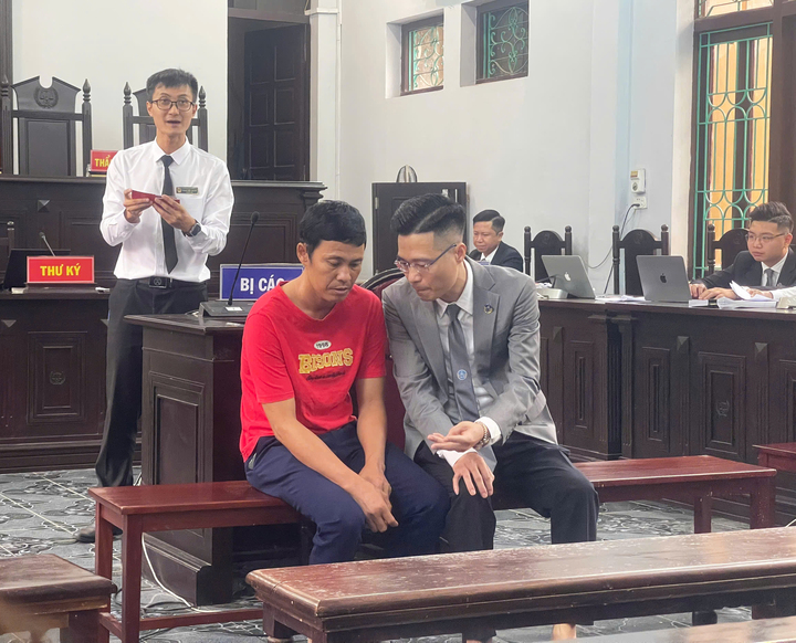 Xét xử phúc thẩm bị cáo Thái Khắc Thành vụ nuôi, bán gà lôi trắng - Ảnh 1. Xét xử phúc thẩm bị cáo Thái Khắc Thành vụ nuôi, bán gà lôi trắng - Ảnh 1.