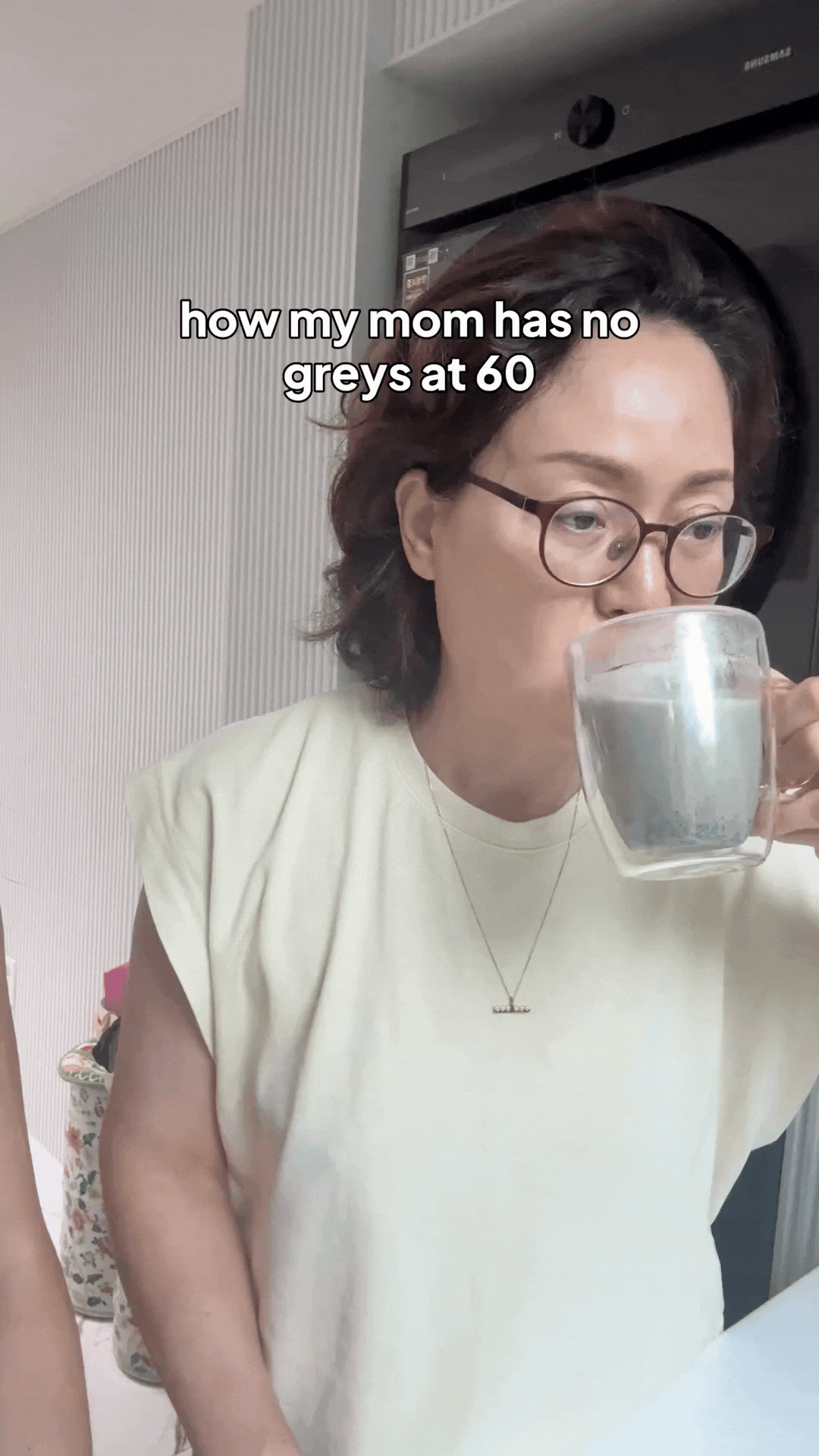 Mẹ tôi rất chăm uống loại nước màu đen này và không có một sợi tóc bạc nào ở tuổi 60, tóc còn bóng đẹp - Ảnh 1. Mẹ tôi rất chăm uống loại nước màu đen này và không có một sợi tóc bạc nào ở tuổi 60, tóc còn bóng đẹp - Ảnh 1.