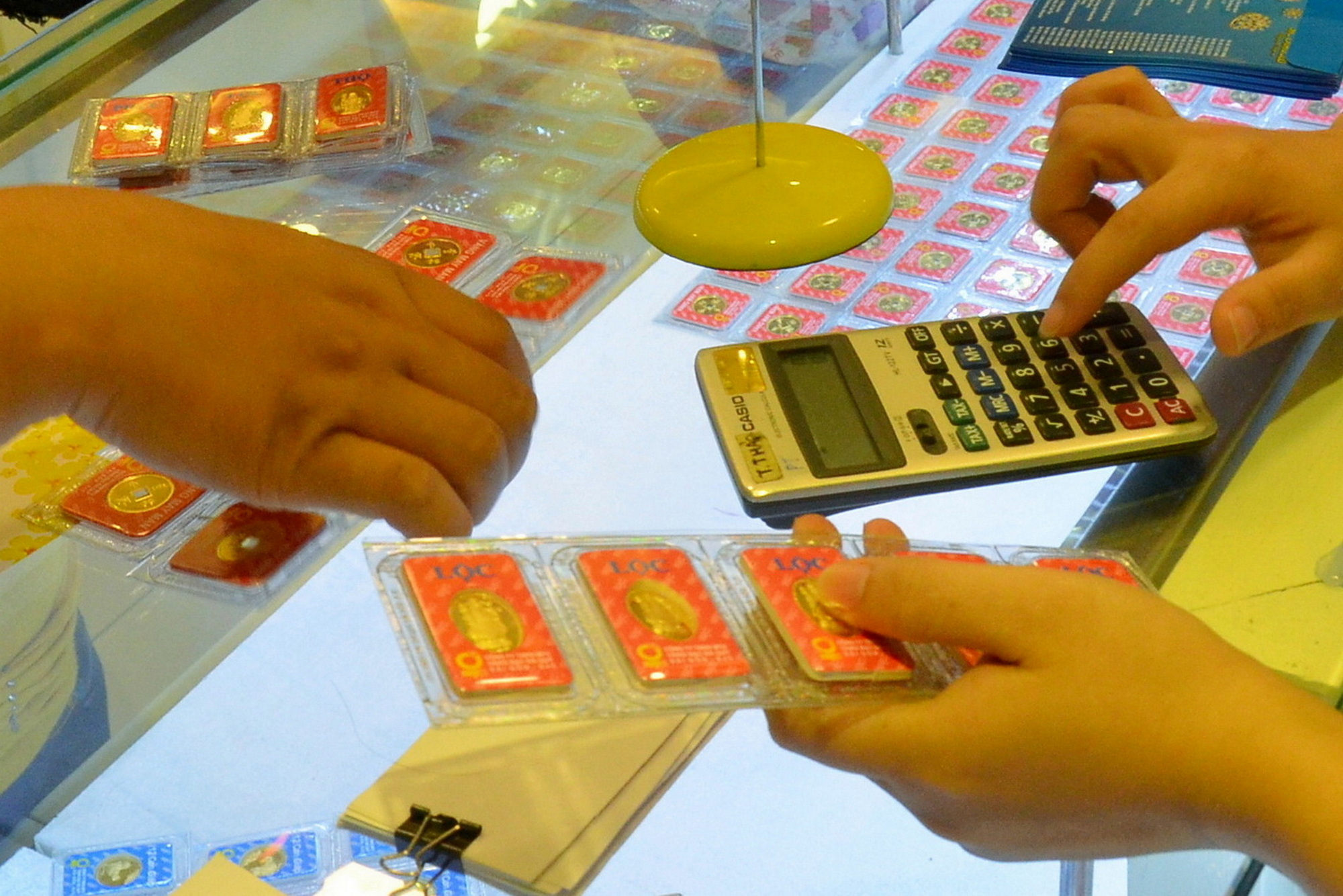 Giá vàng hôm nay, 17-10: Vàng thế giới tăng hàng trăm USD - Ảnh 1. Giá vàng hôm nay, 17-10: Vàng thế giới tăng hàng trăm USD - Ảnh 1.