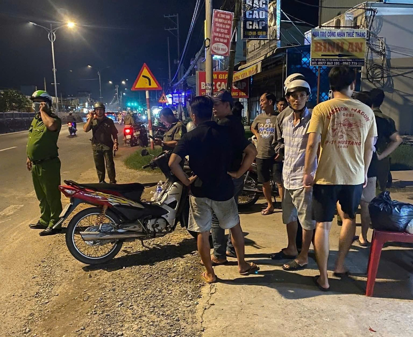 Vợ bị trêu ghẹo, chồng vác dao đi ‘nói chuyện’ - Ảnh 1. Vợ bị trêu ghẹo, chồng vác dao đi ‘nói chuyện’ - Ảnh 1.