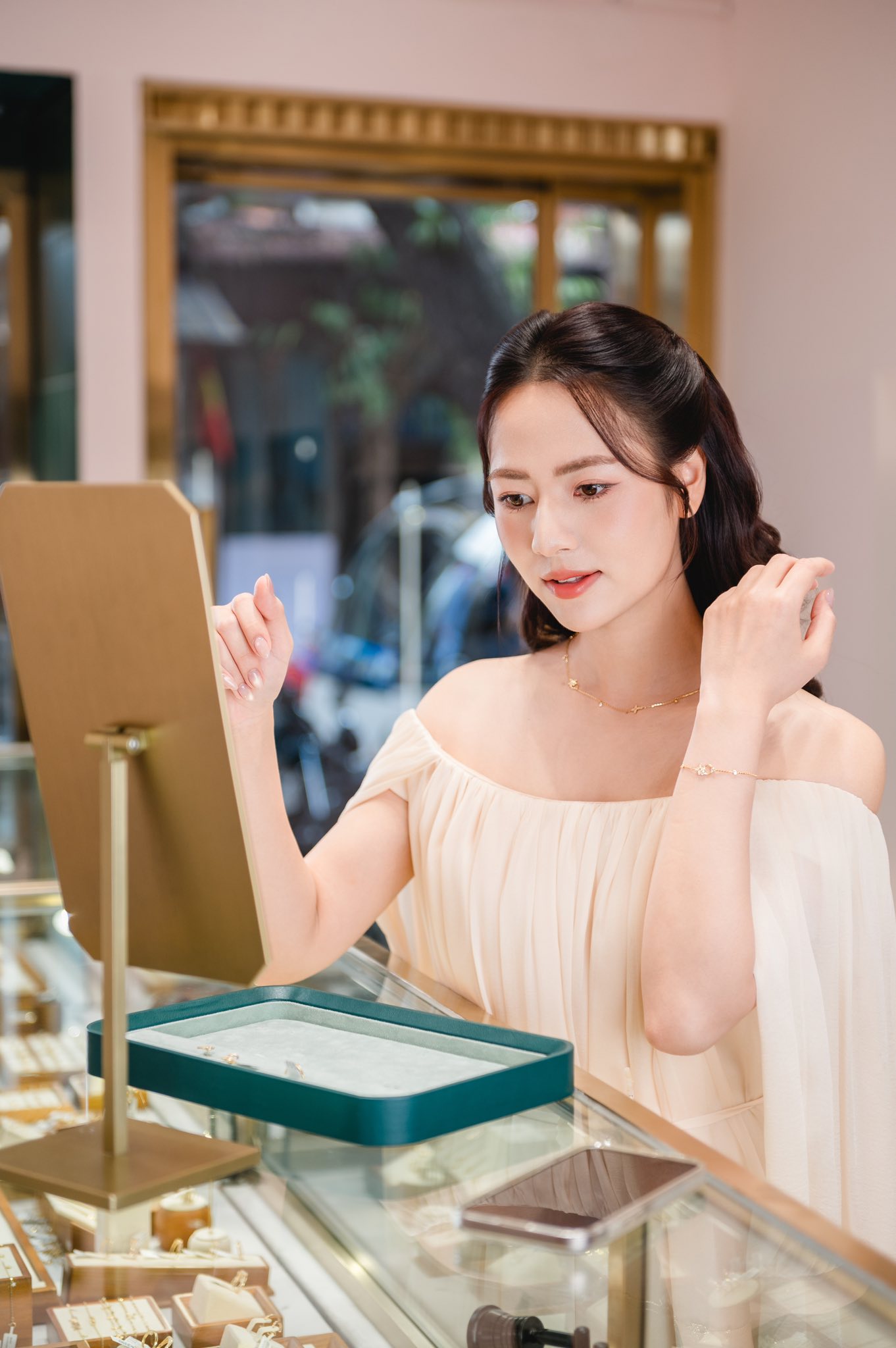 Vbiz có cặp đôi bí mật kết hôn 4 năm mà không ai biết, nhà gái đẹp đến nỗi cả nước cấm dao kéo - Ảnh 4. Vbiz có cặp đôi bí mật kết hôn 4 năm mà không ai biết, nhà gái đẹp đến nỗi cả nước cấm dao kéo - Ảnh 4.