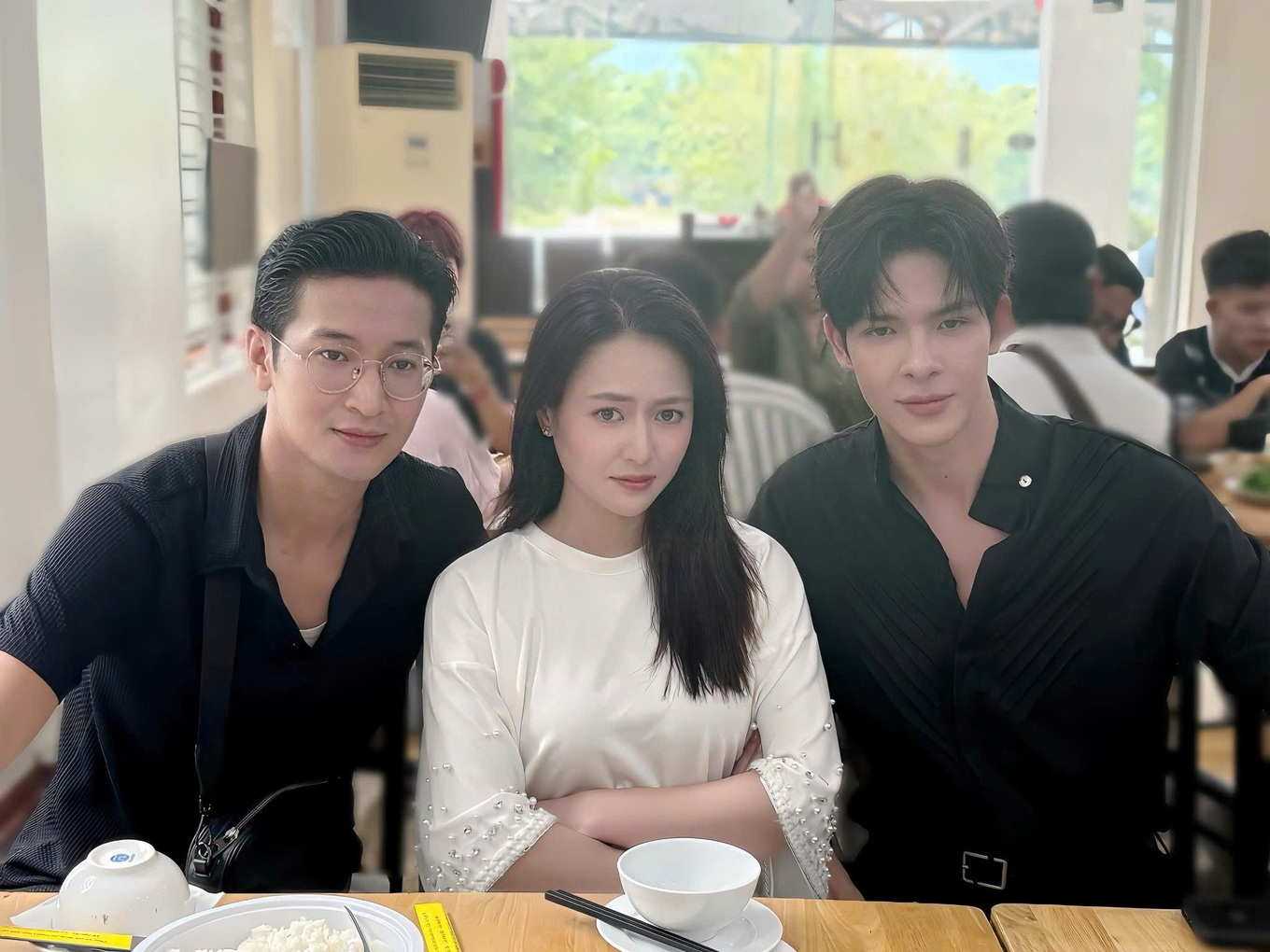 Vbiz có cặp đôi bí mật kết hôn 4 năm mà không ai biết, nhà gái đẹp đến nỗi cả nước cấm dao kéo - Ảnh 1. Vbiz có cặp đôi bí mật kết hôn 4 năm mà không ai biết, nhà gái đẹp đến nỗi cả nước cấm dao kéo - Ảnh 1.