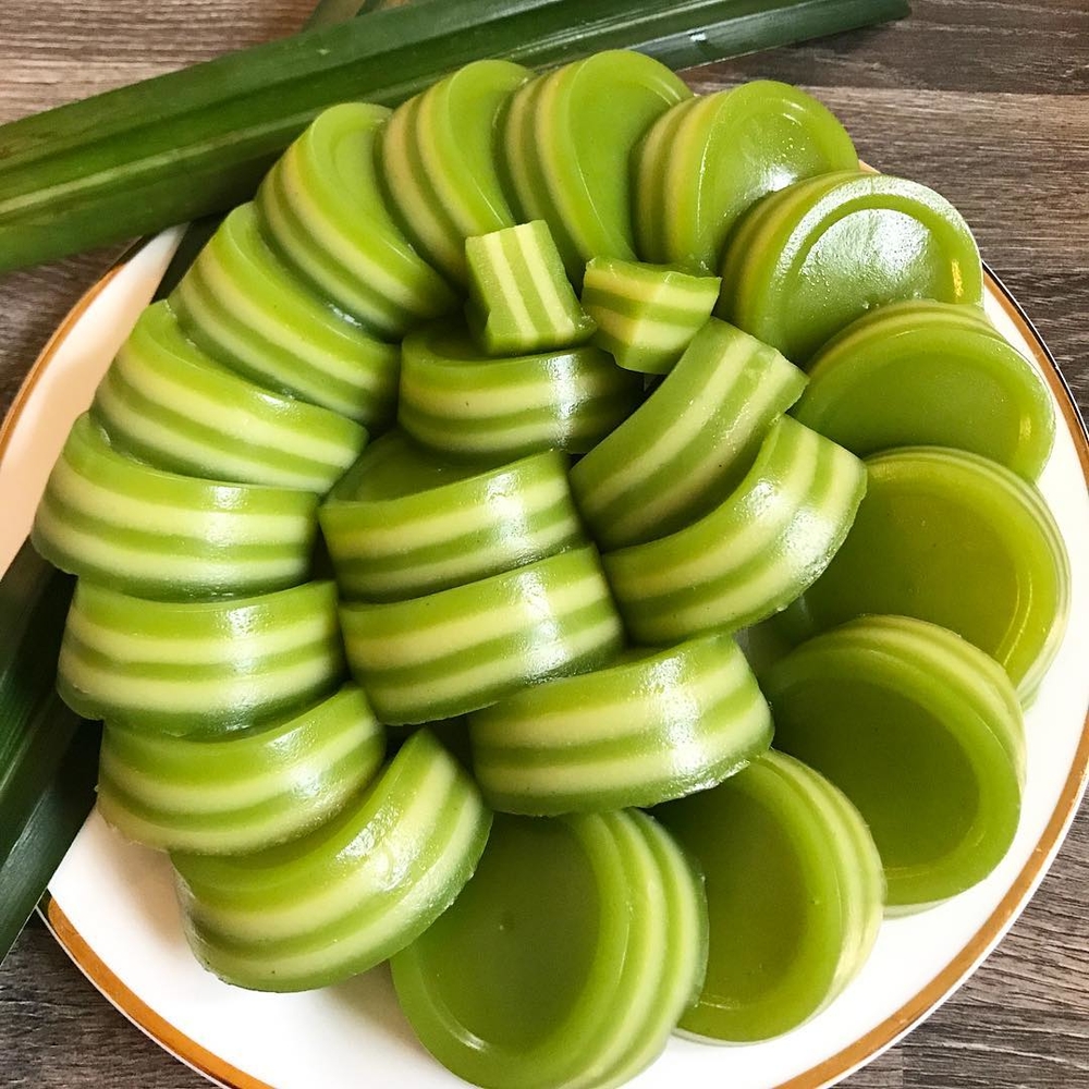 BÁNH DA LỢN NHIỀU LỚP HẤP DẪN VỚI MÀU XANH LÁ DỨA VÀ VÀNG ĐẬU XANH BẮT MẮT