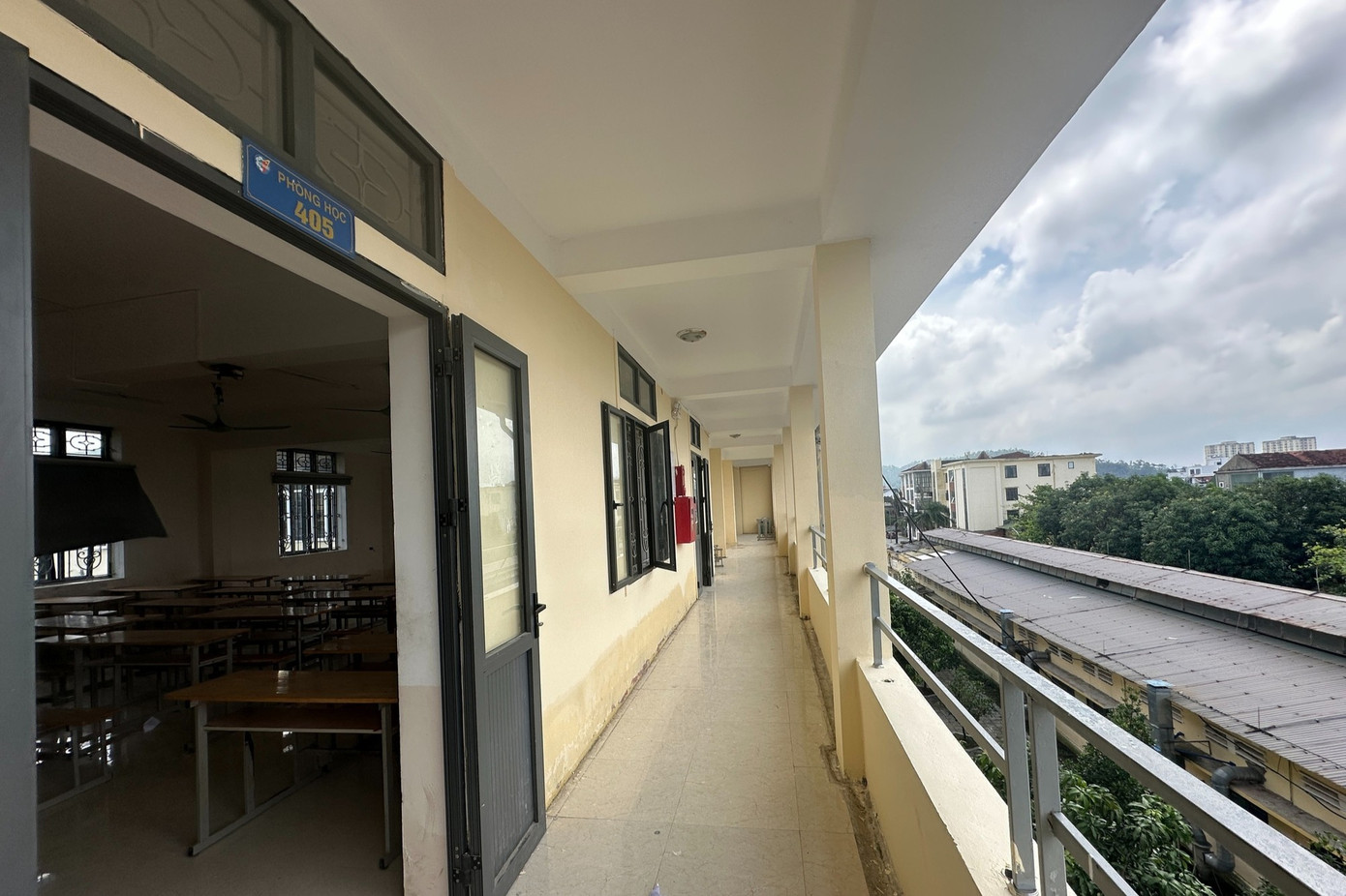 Nhà trường lên tiếng vụ nữ sinh bị bóp cổ, đánh tới tấp từ phòng học ra hành lang - Ảnh 2. Nhà trường lên tiếng vụ nữ sinh bị bóp cổ, đánh tới tấp từ phòng học ra hành lang - Ảnh 2.