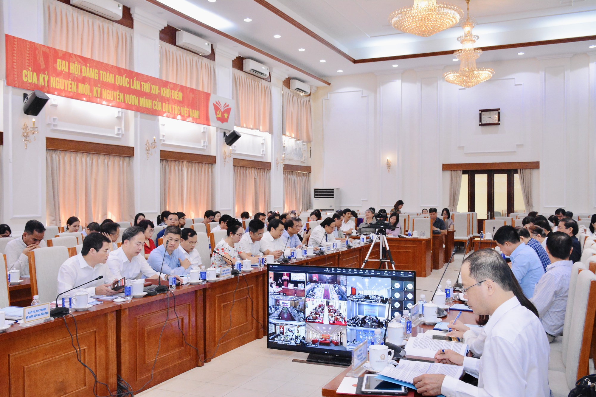 Từ năm học 2026-2027, học sinh cả nước dùng chung 1 bộ sách giáo khoa - Ảnh 4. Từ năm học 2026-2027, học sinh cả nước dùng chung 1 bộ sách giáo khoa - Ảnh 3.