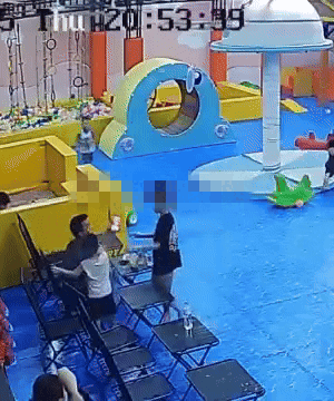 Người mẹ tận mắt chứng kiến con trai 2 tuổi của mình bị 1 ông bố khác "trả thù": Khi người lớn biến va chạm trẻ con thành lý do cho bạo lực- Ảnh 1. Người mẹ tận mắt chứng kiến con trai 2 tuổi của mình bị 1 ông bố khác "trả thù": Khi người lớn biến va chạm trẻ con thành lý do cho bạo lực- Ảnh 1.